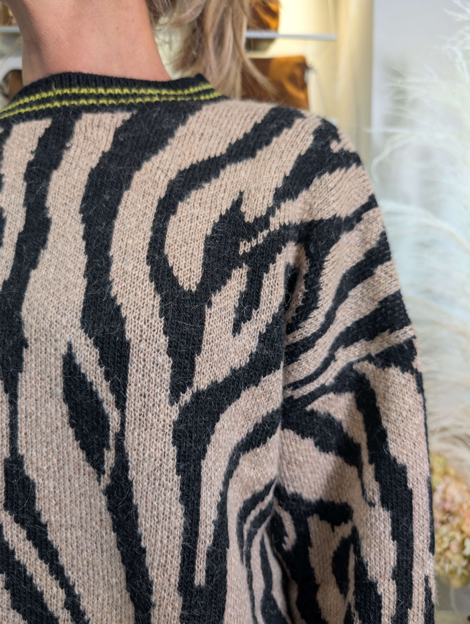Maglia jacquard zebra con dettagli fluo - HAVE ONE