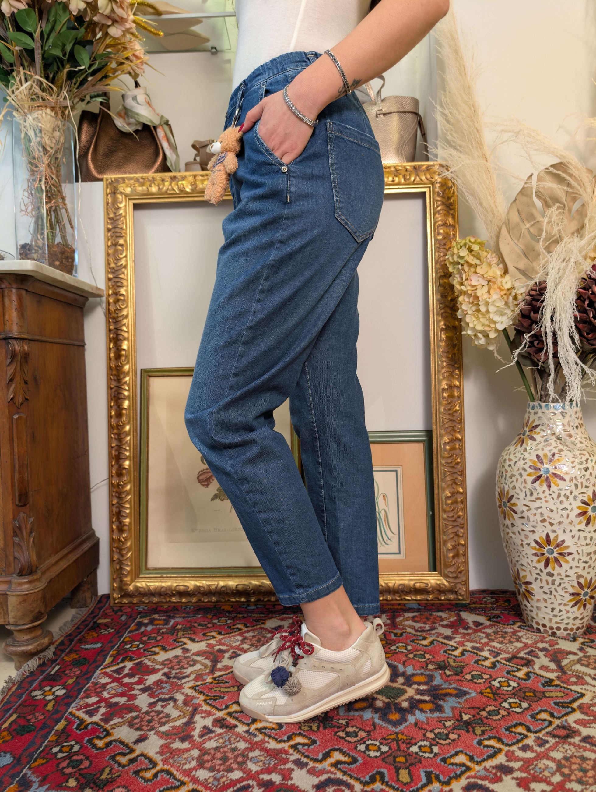 Panta chino in denim con charm - PLEASE