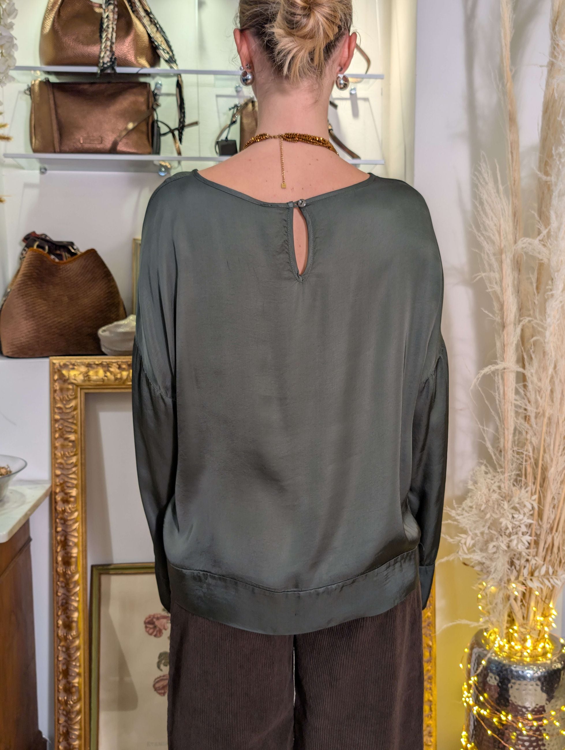 Blusa oversize in raso di viscosa con balza - TENSIONE IN