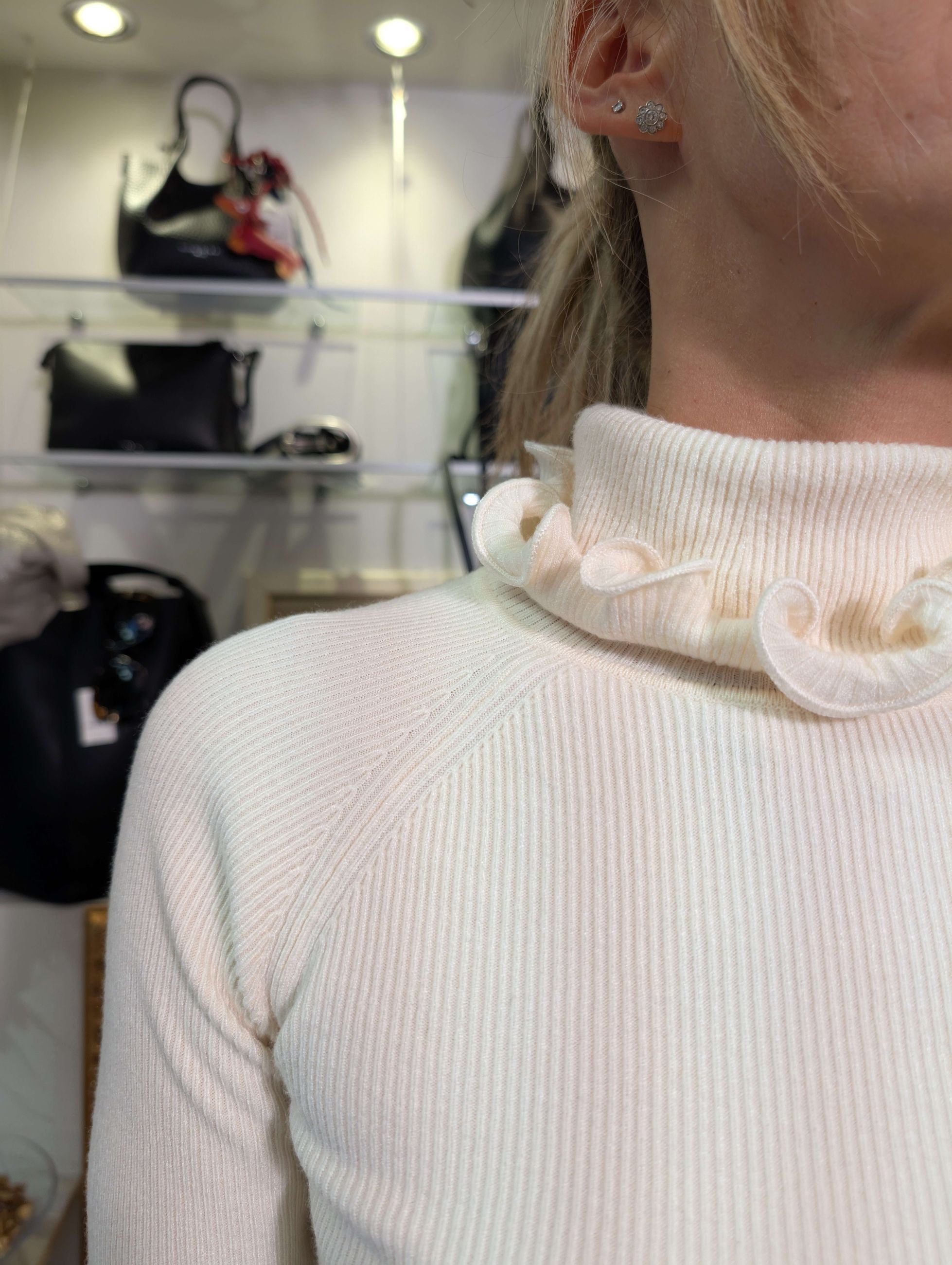 Maglia in costina con "petali" al collo e ai polsi. - LE SARTE DEL SOLE
