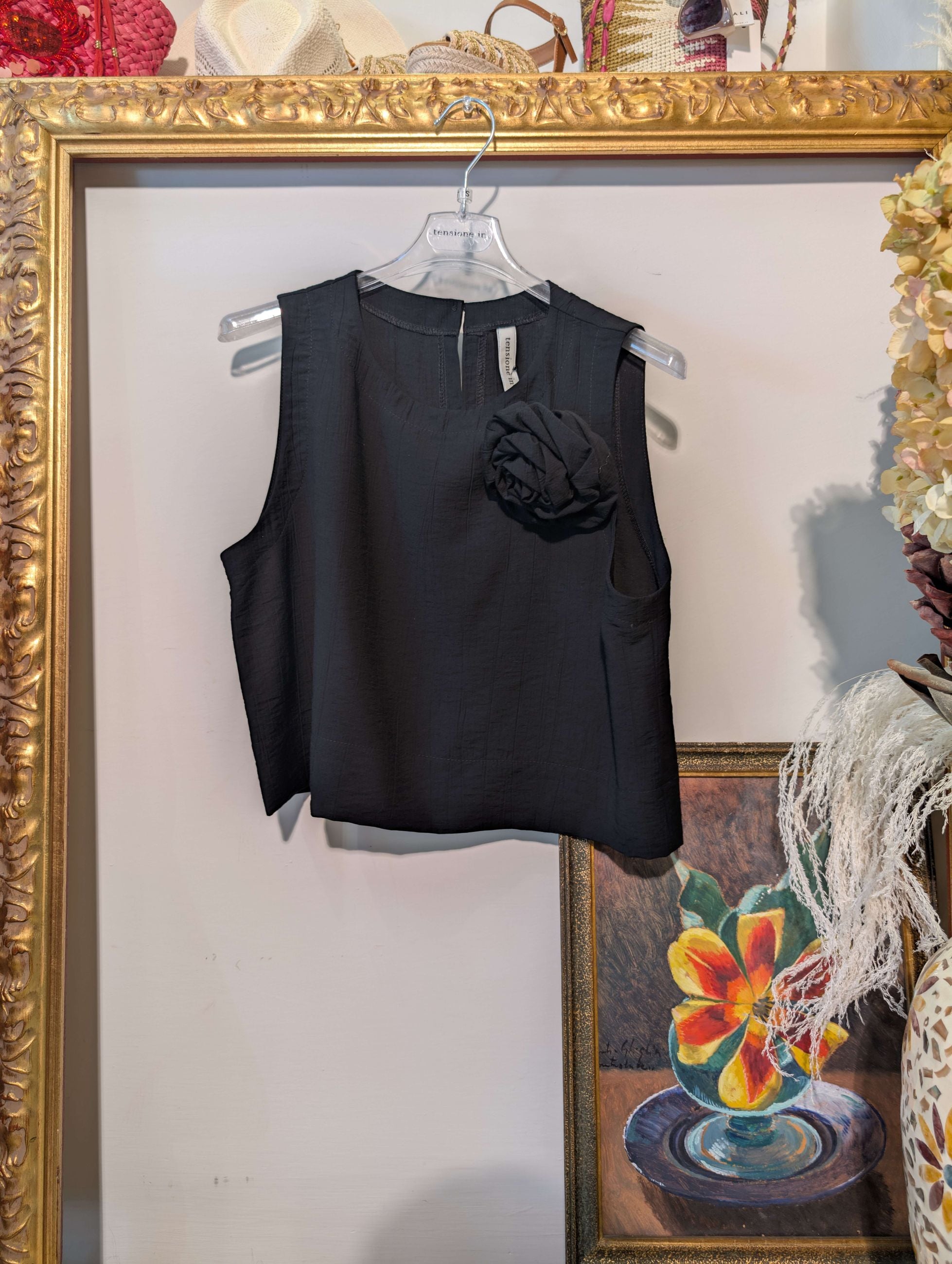 Top in tessuto crinkle con spilla fiore - TENSIONE IN