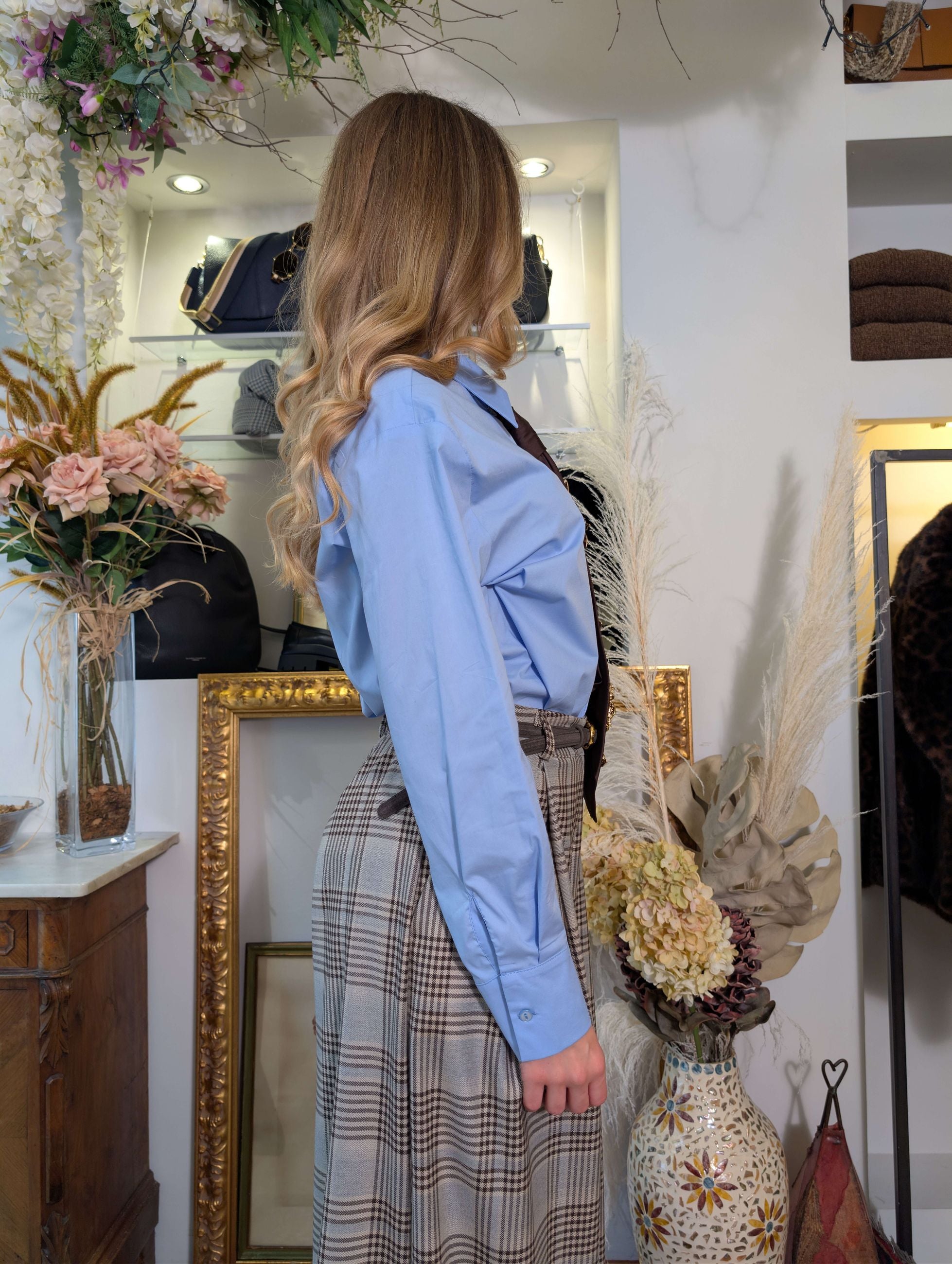 Camicia celeste in cotone con cravatta e spille - TENSIONE IN