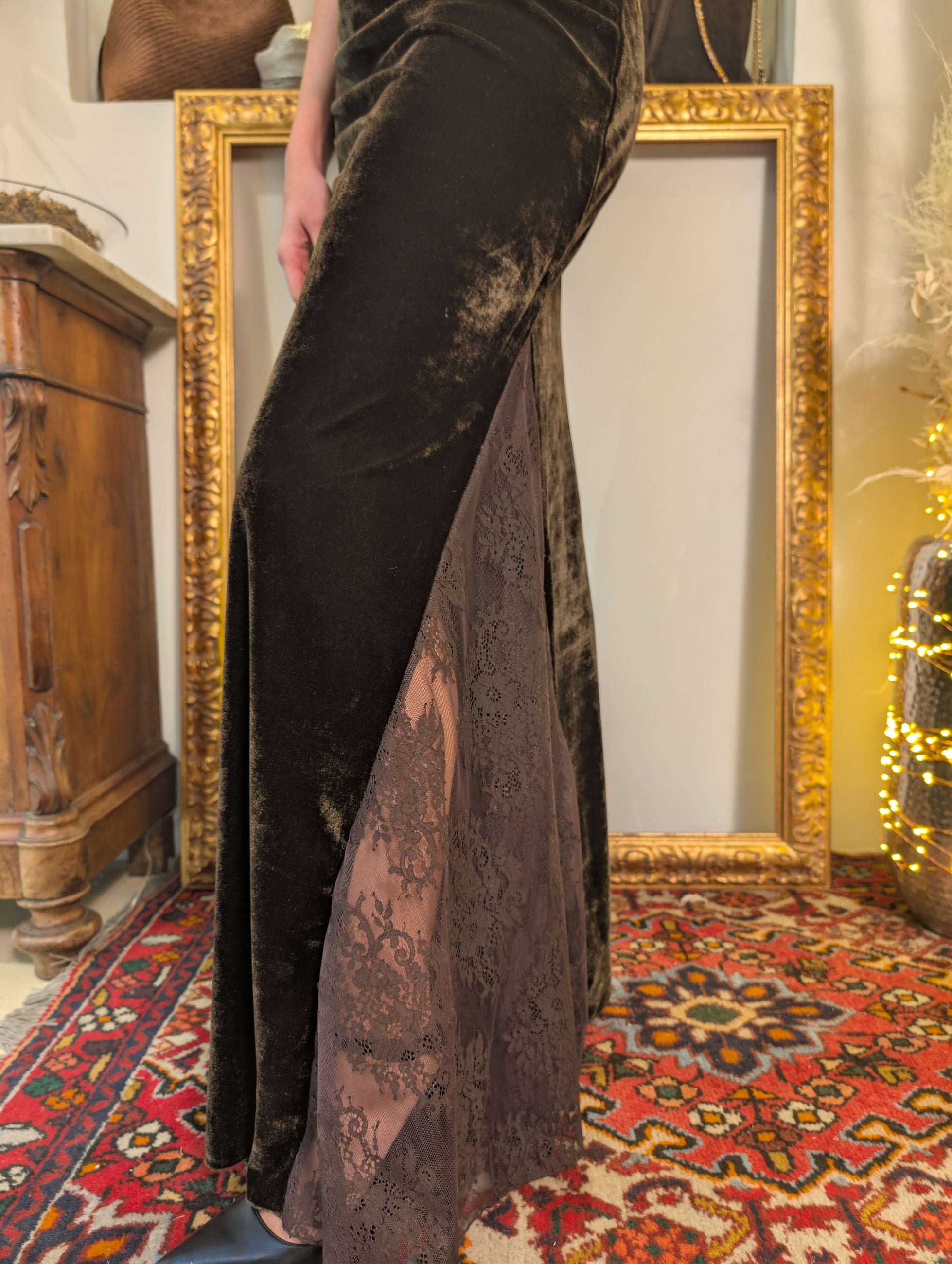 Maxi dress in velluto brown con inserti in pizzo tonale - HAVE ONE