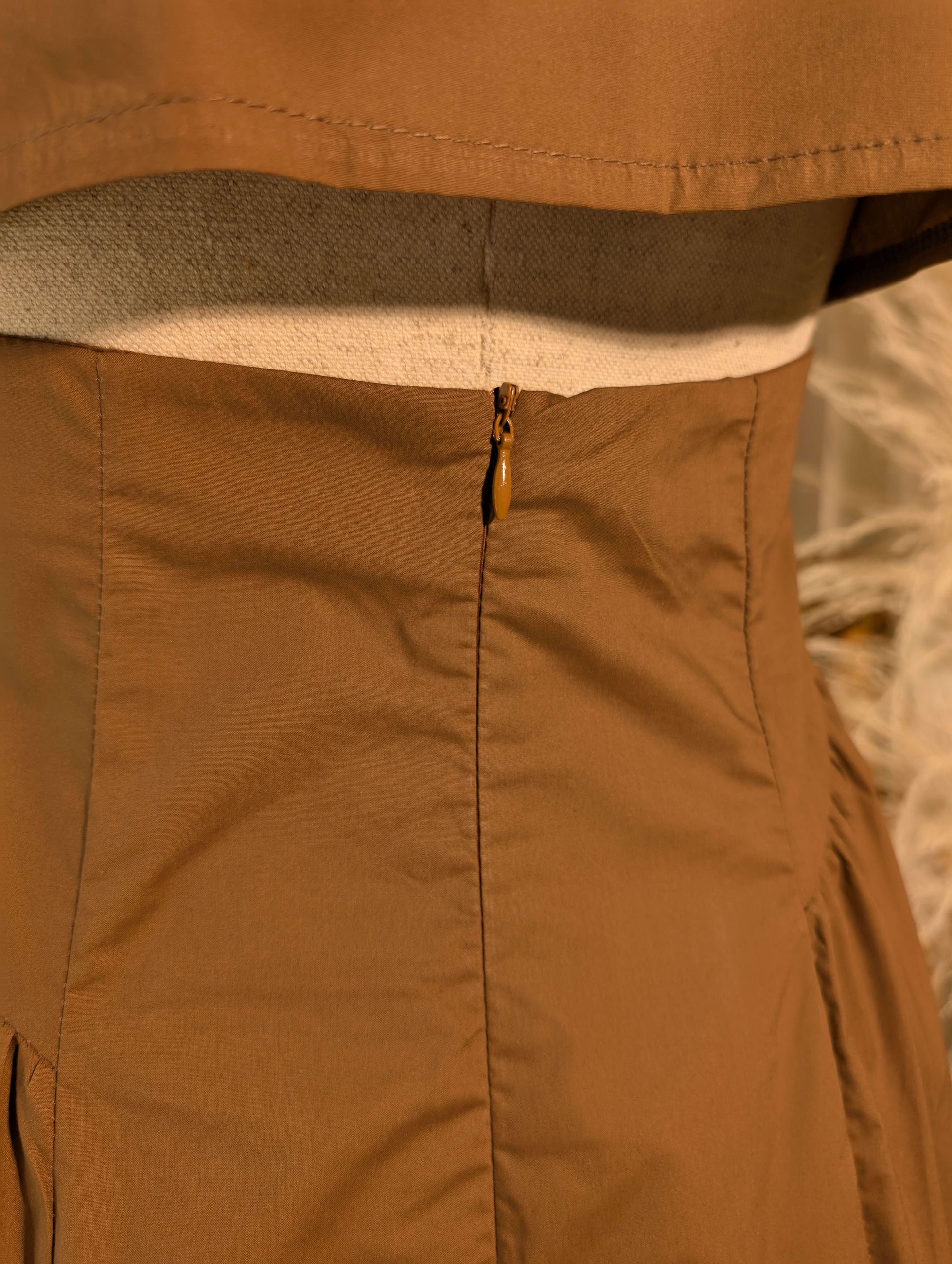 Abito in cotone collo polo e dettaglio cut-out sul retro -