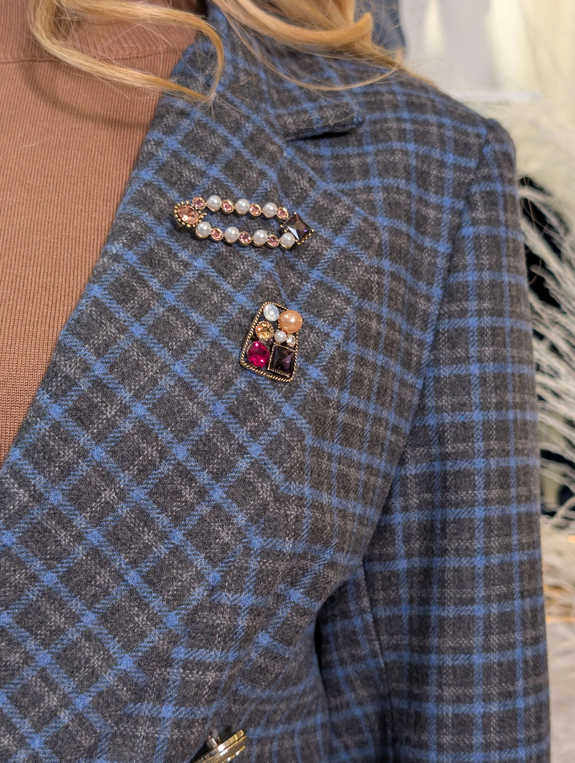 Giacca doppiopetto check con spille multicolor - TENSIONE IN