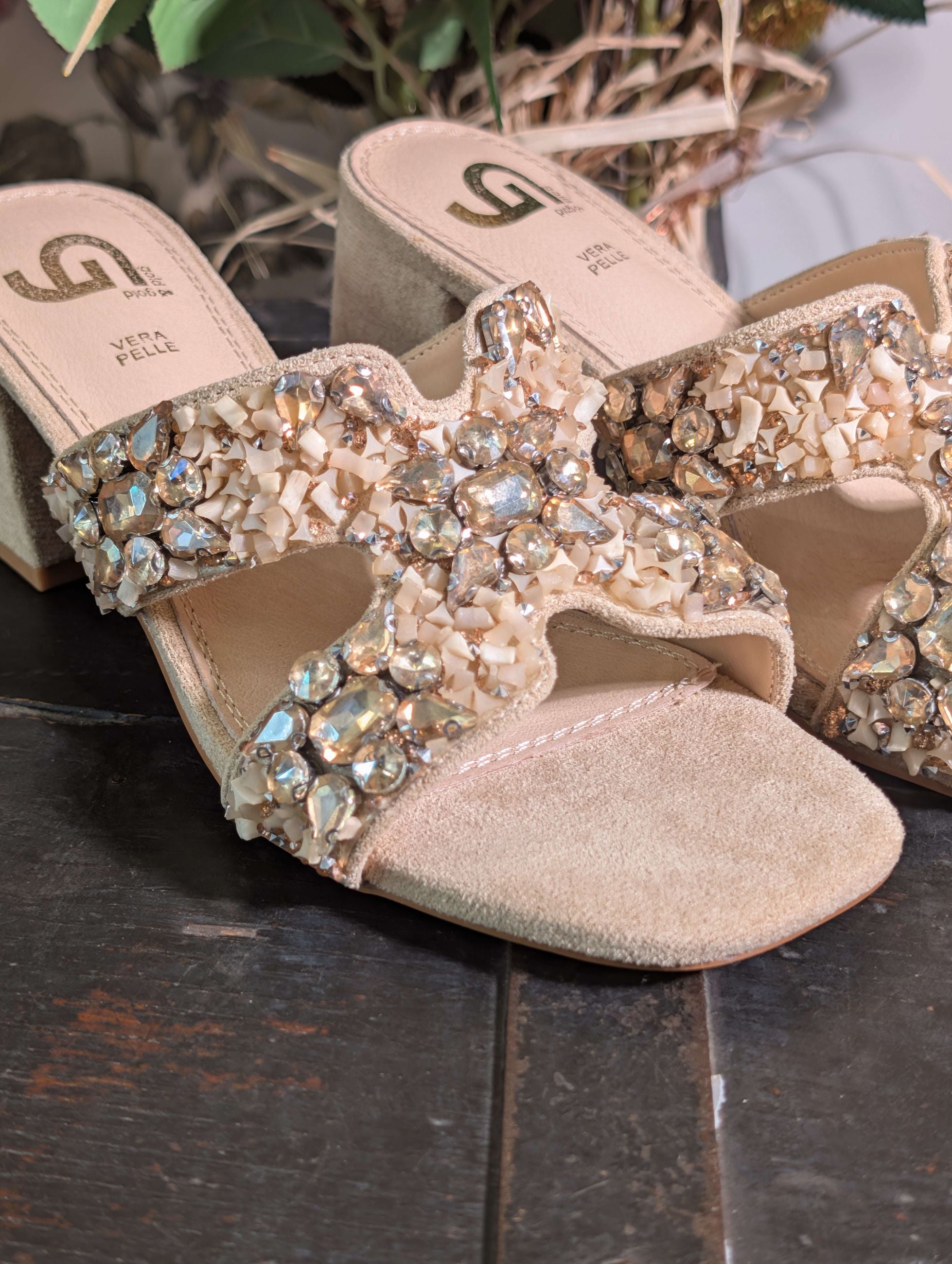 Sandalo in pelle con pietre e castoni applicati - GOLD & GOLD