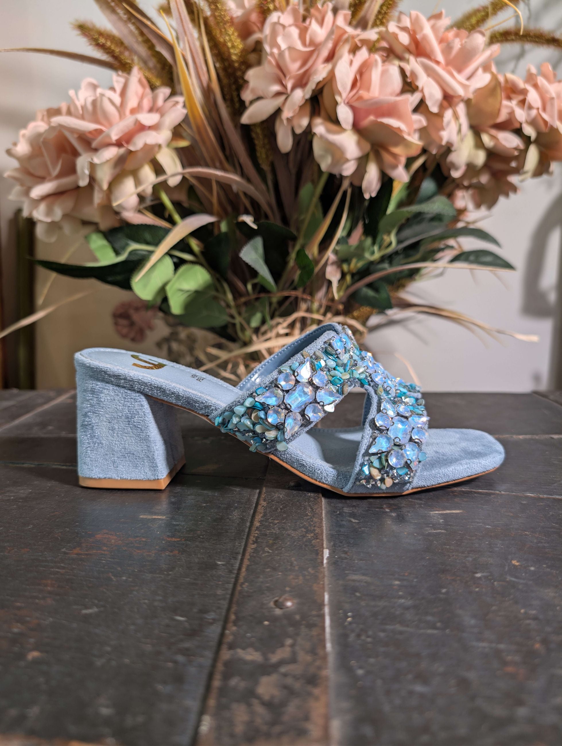 Sandalo in pelle con pietre e castoni applicati - GOLD & GOLD