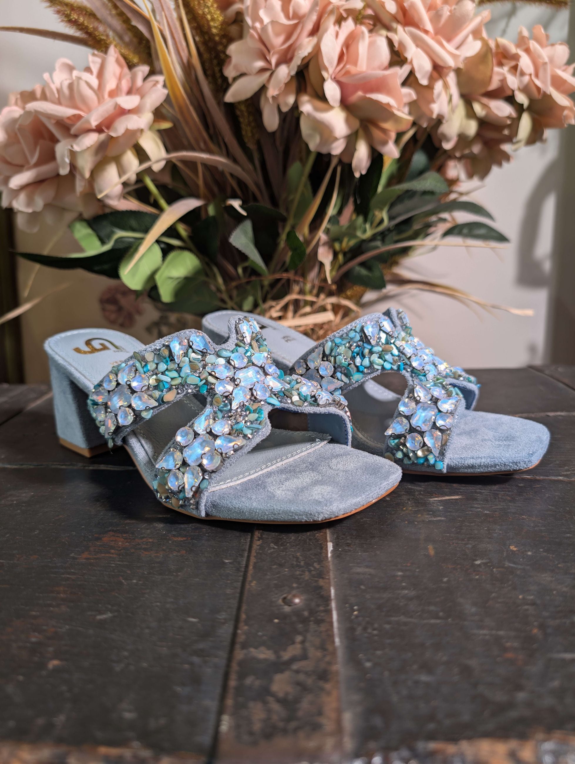 Sandalo in pelle con pietre e castoni applicati - GOLD & GOLD