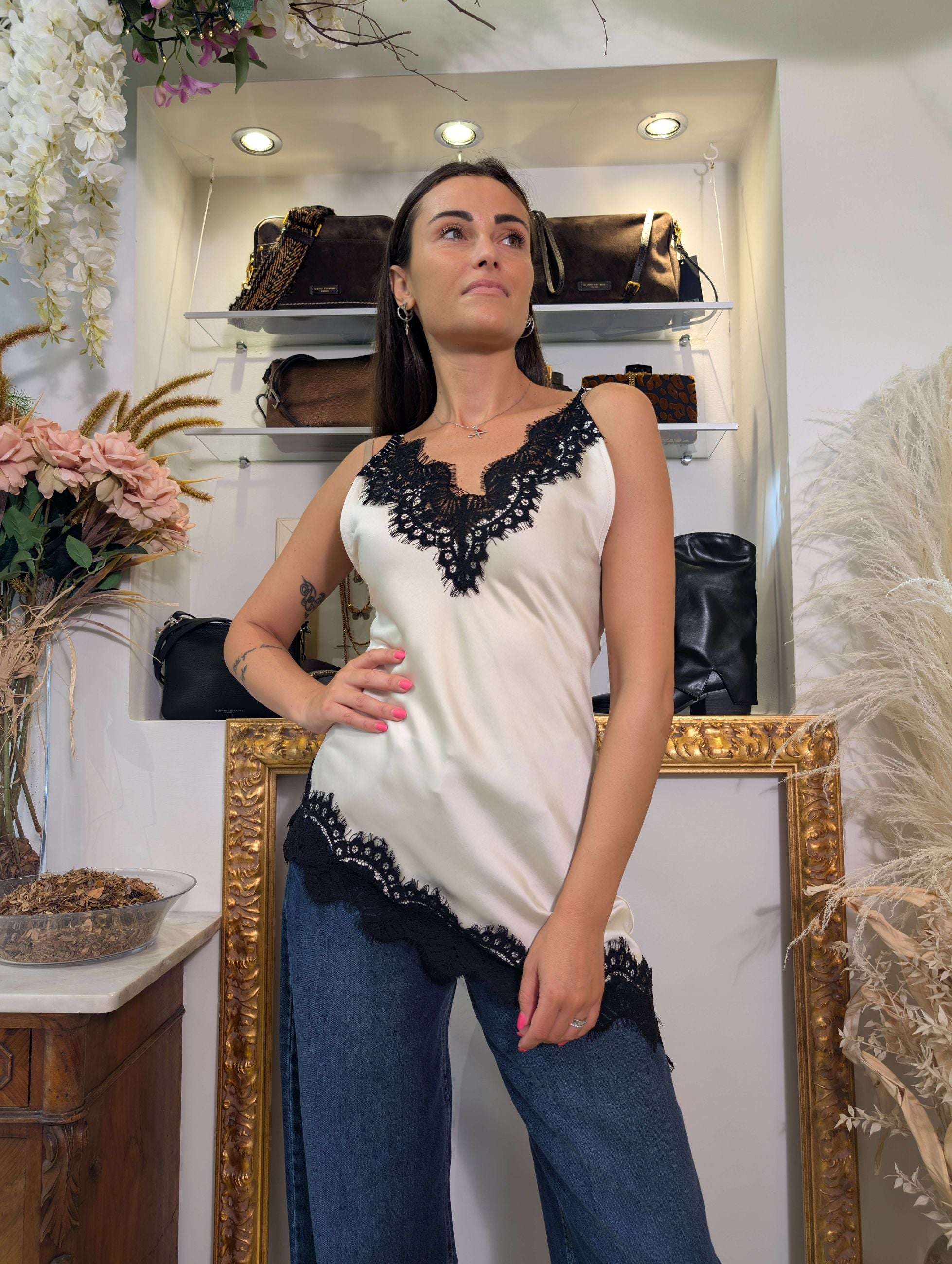 Top asimmetrico in satin con pizzo - TENSIONE IN