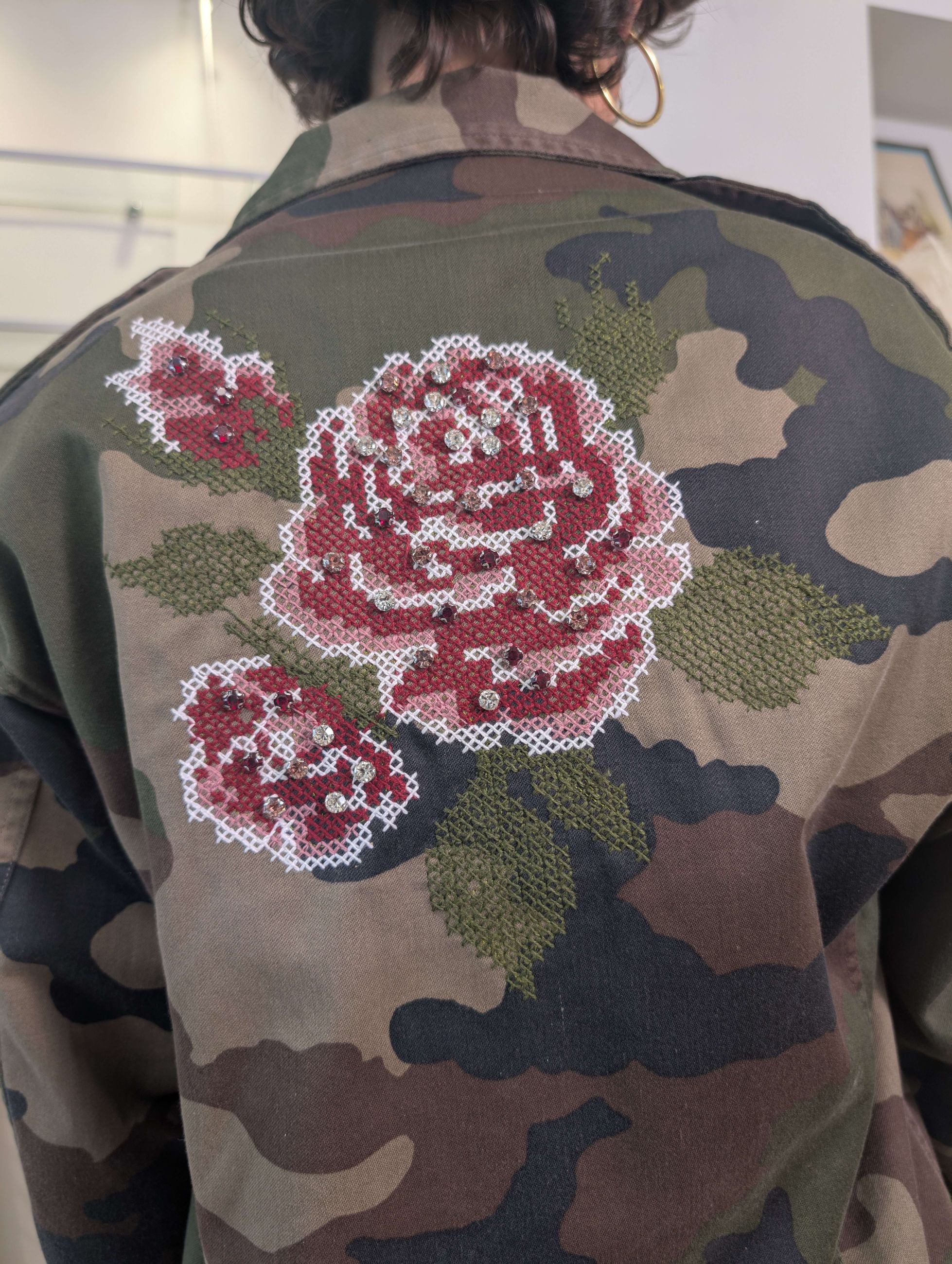 Sahariana camouflage vintage con ricami e strass - TENSIONE IN
