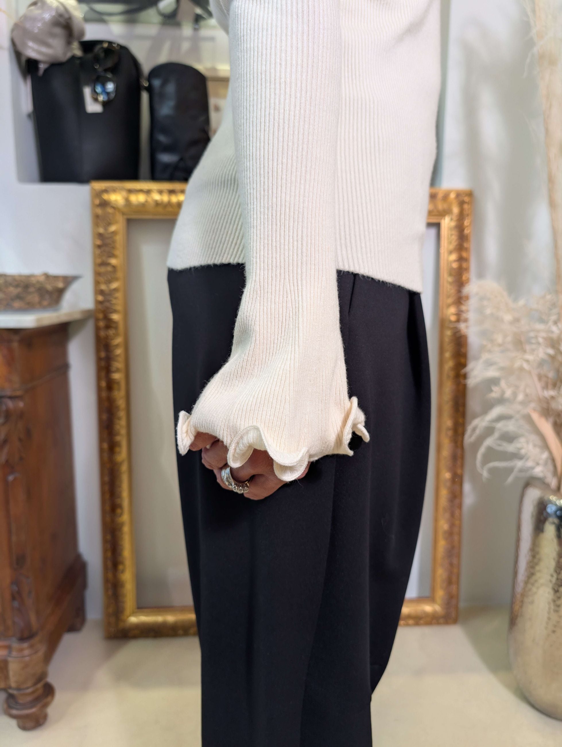 Maglia in costina con "petali" al collo e ai polsi. - LE SARTE DEL SOLE