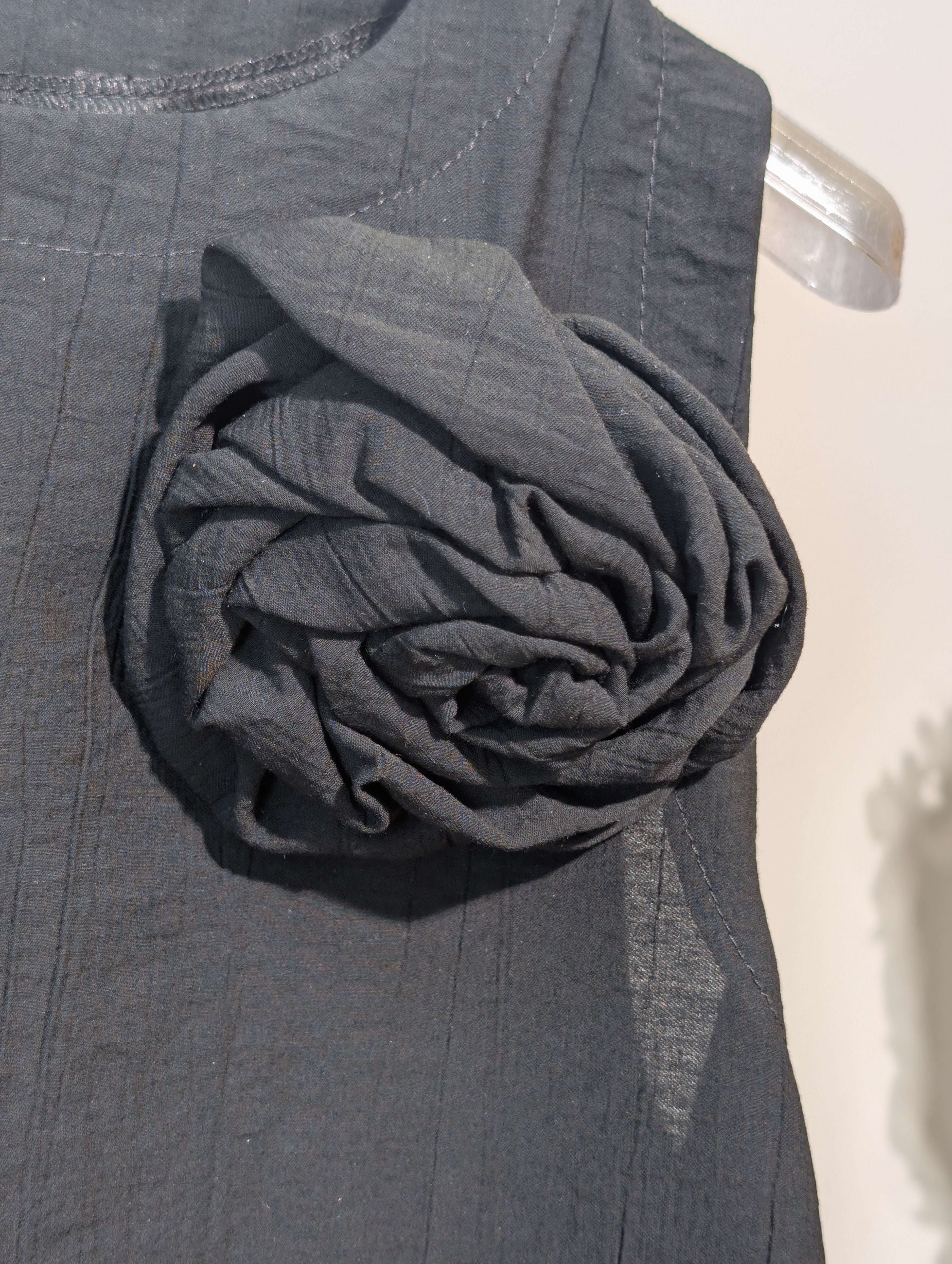 Top in tessuto crinkle con spilla fiore - TENSIONE IN
