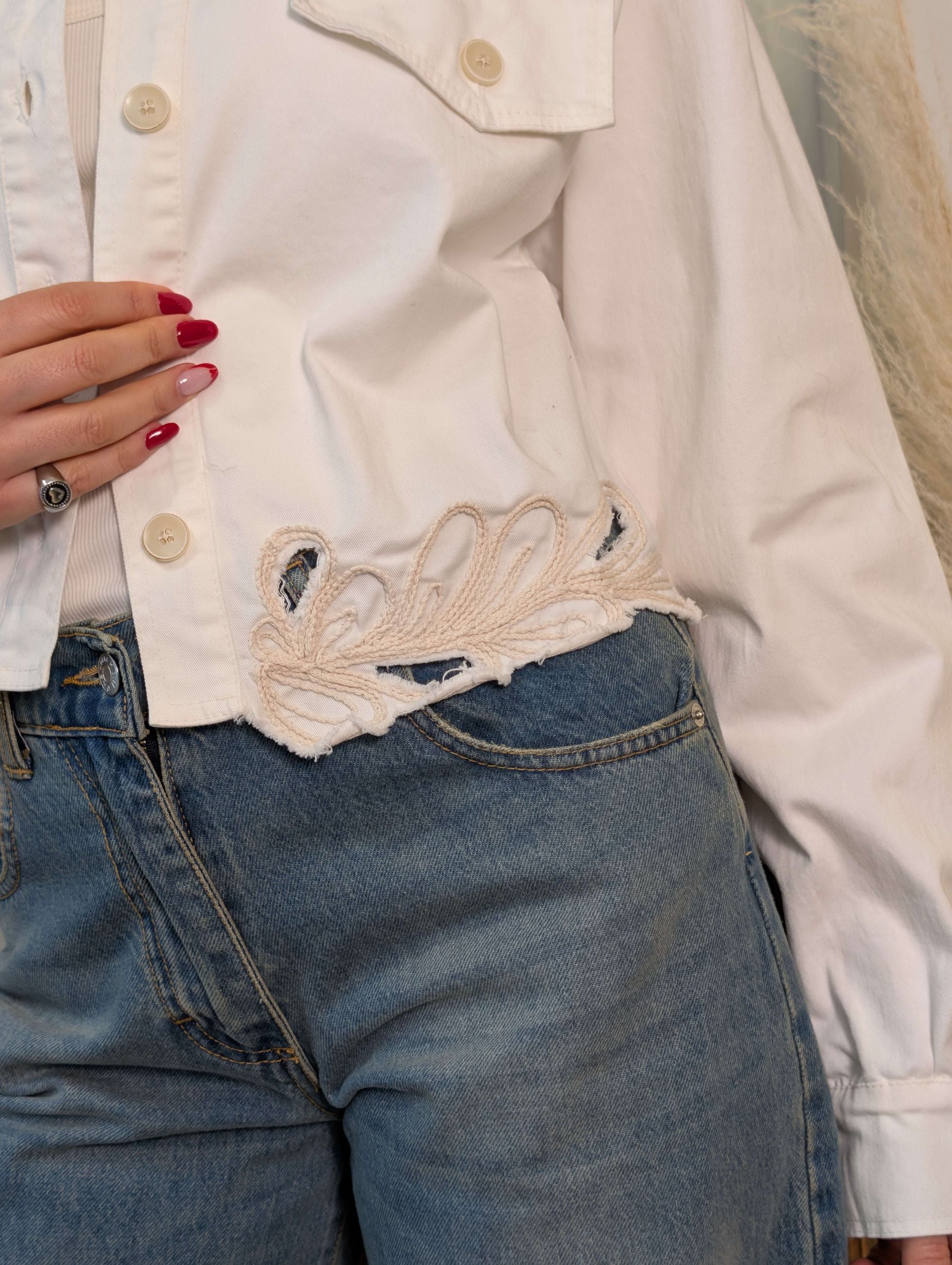 Giubbino cropped con ricami - TENSIONE IN