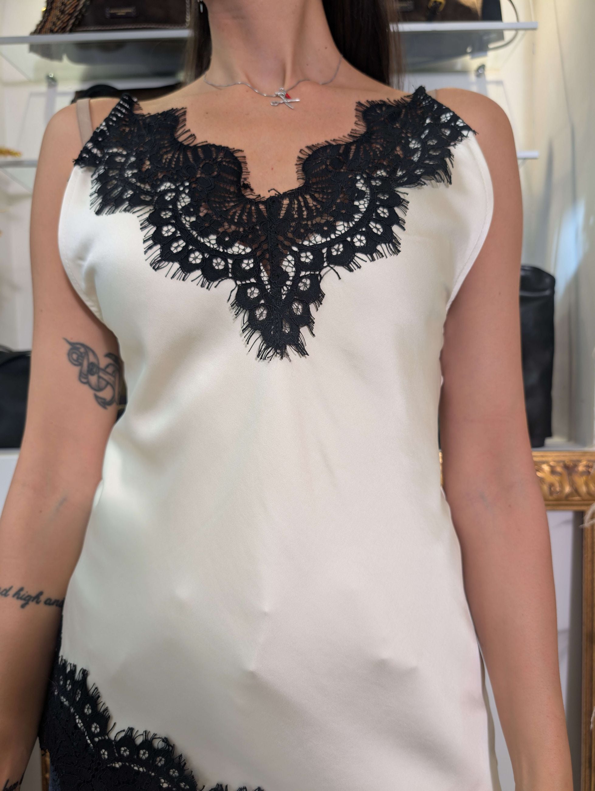 Top asimmetrico in satin con pizzo - TENSIONE IN