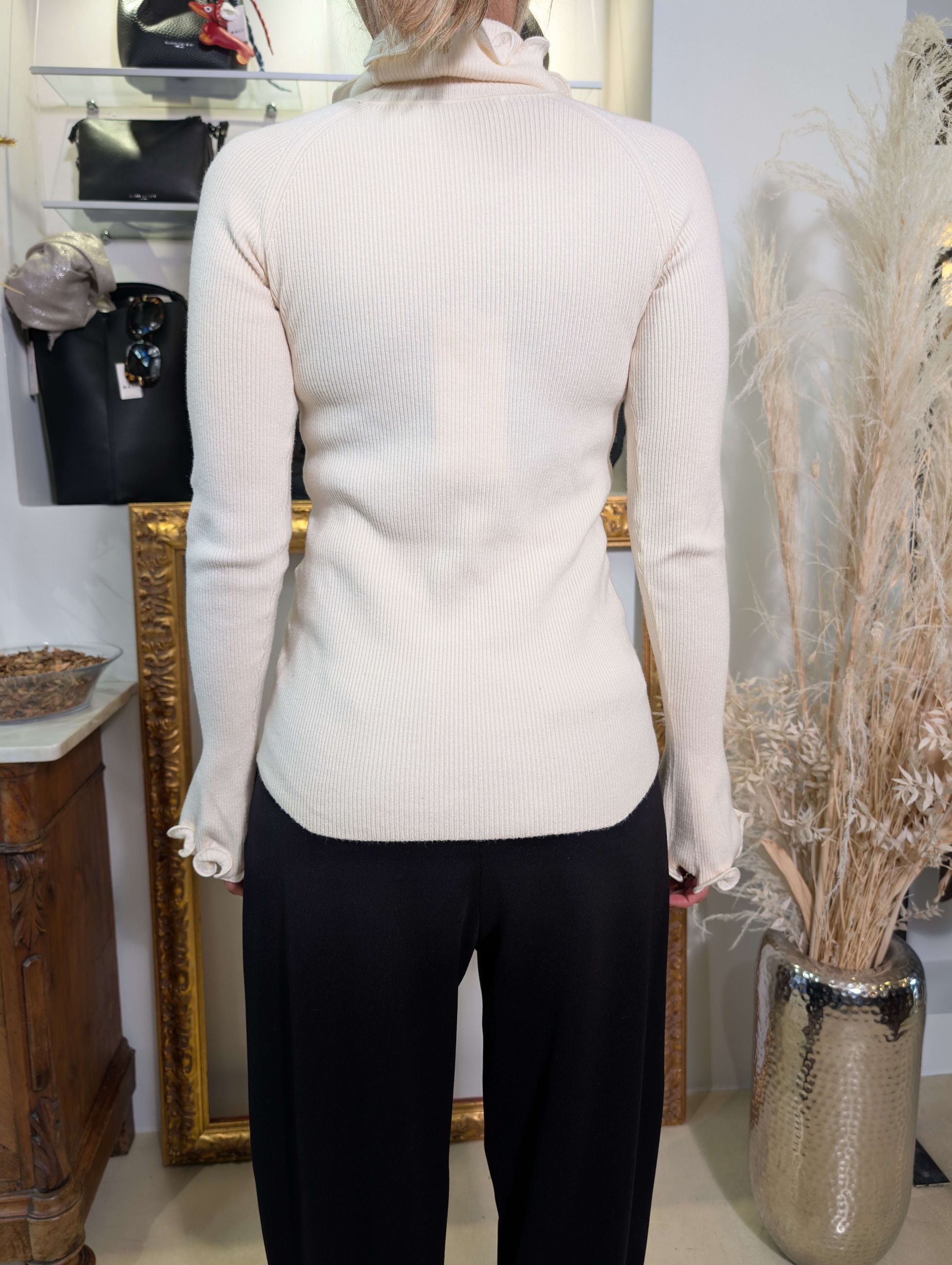 Maglia in costina con "petali" al collo e ai polsi. - LE SARTE DEL SOLE