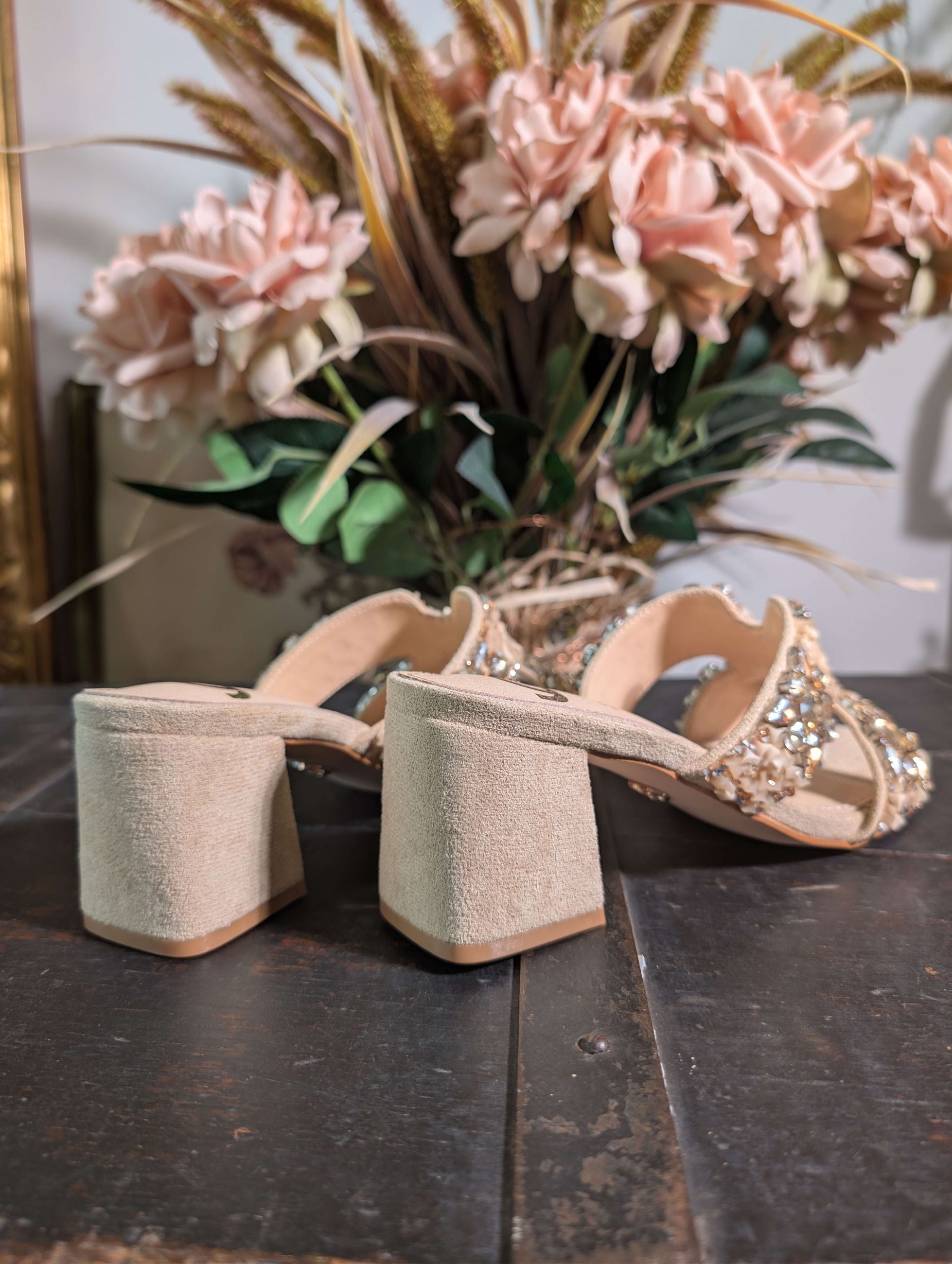 Sandalo in pelle con pietre e castoni applicati - GOLD & GOLD