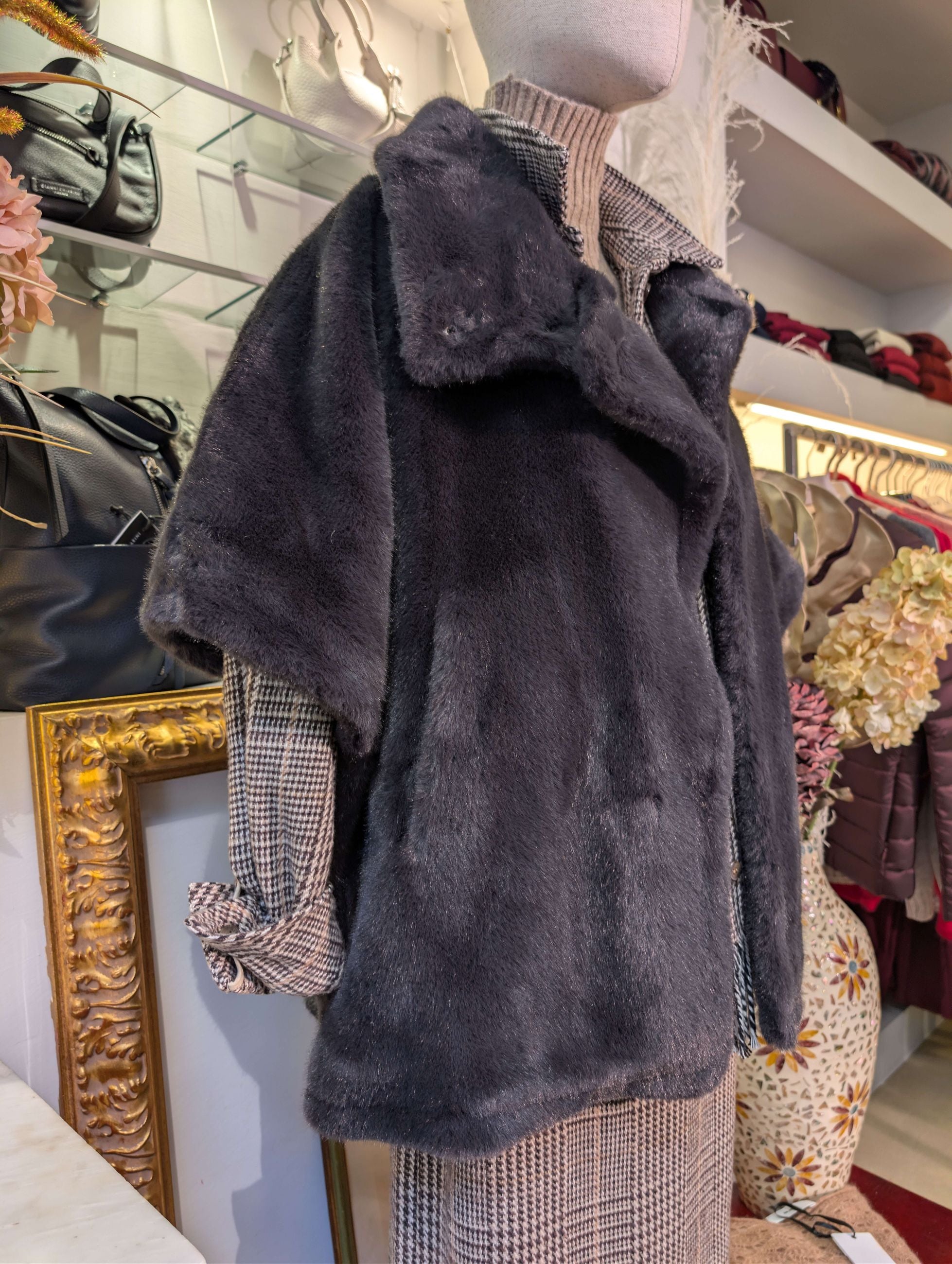 Mantella in Pelliccia - TENSIONE IN