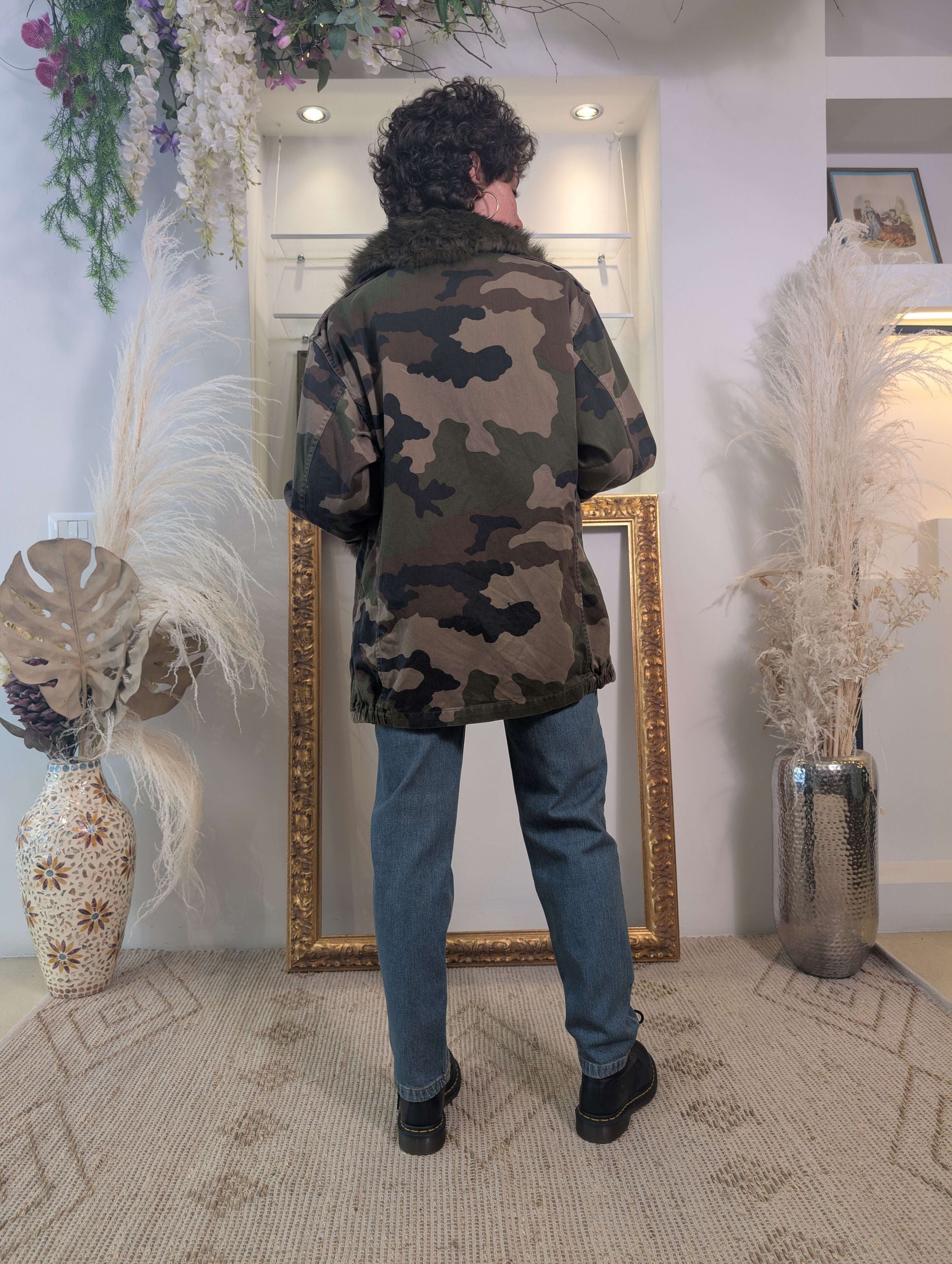 Sahariana camouflage vintage con strass e dettagli in pelliccia - TENSIONE IN