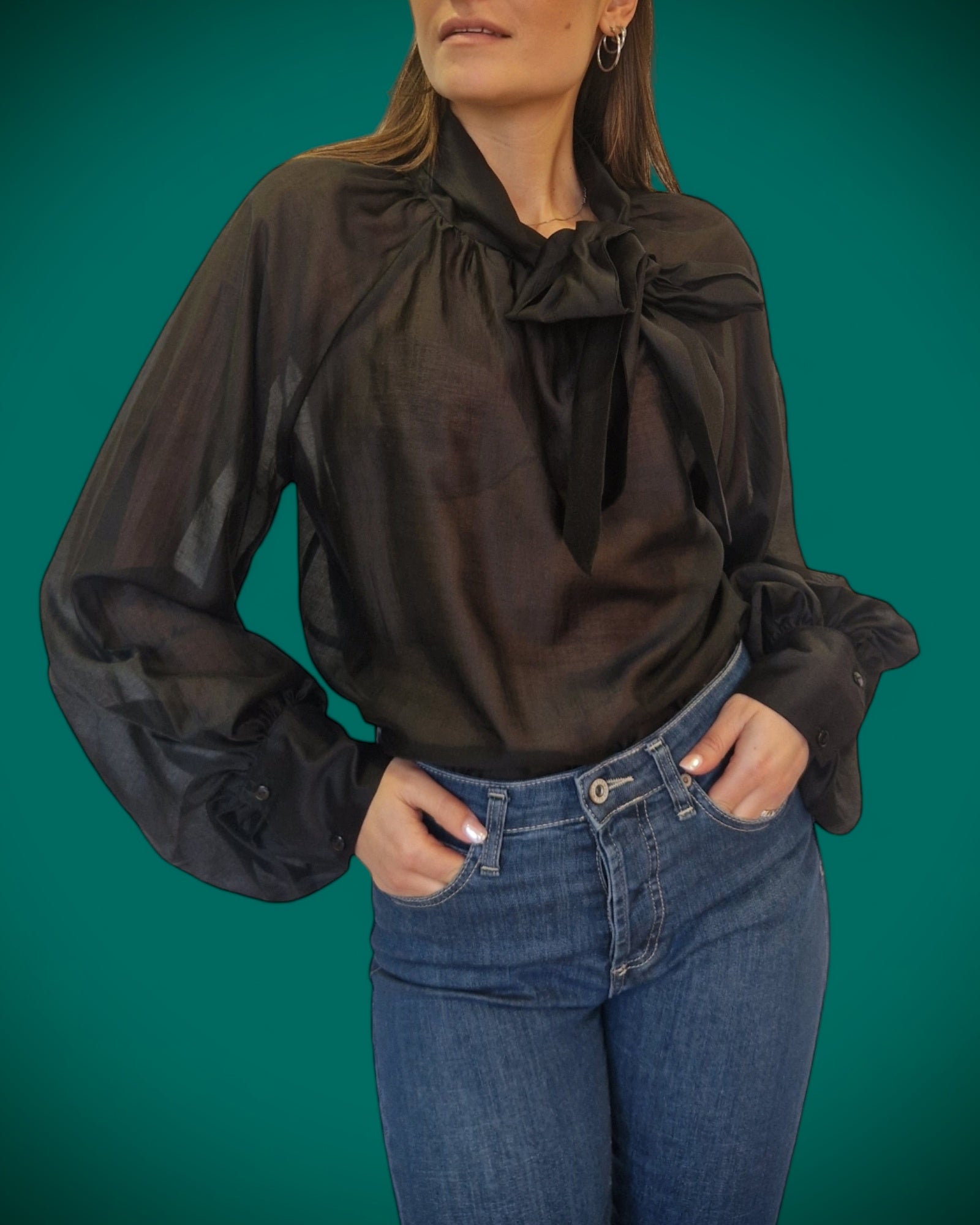 Blusa nera con fiocco - TENSIONE IN