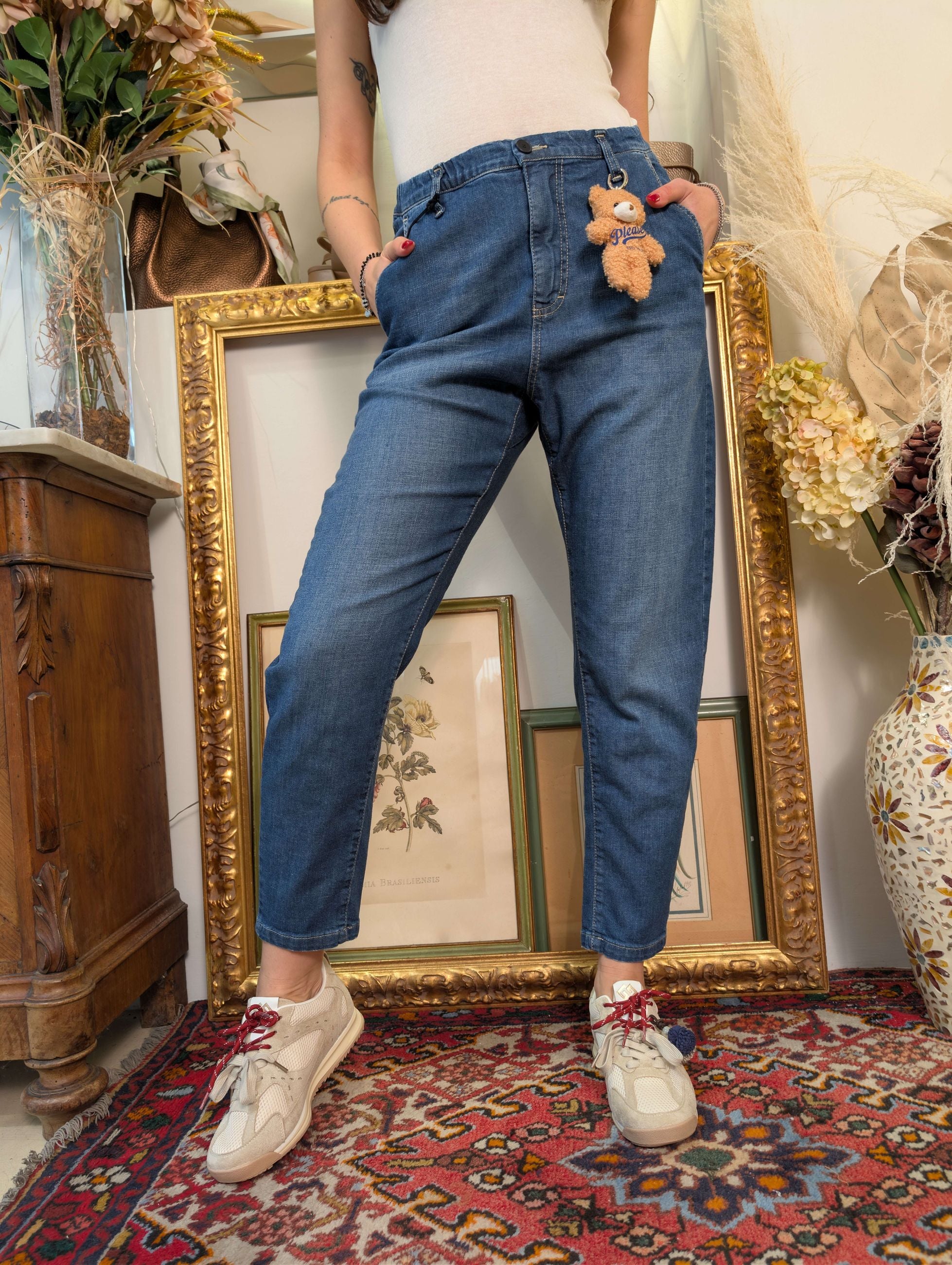 Panta chino in denim con charm - PLEASE