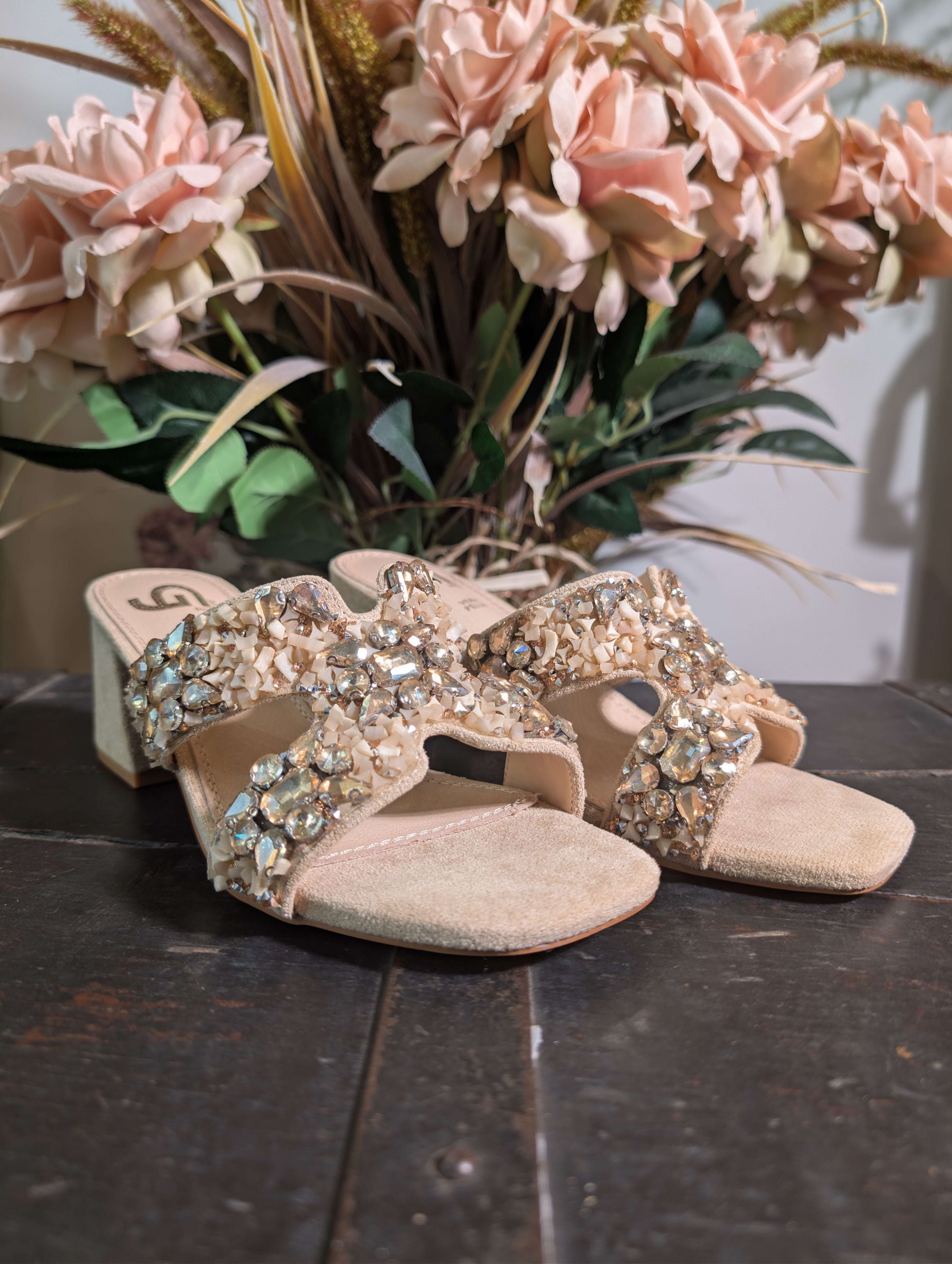 Sandalo in pelle con pietre e castoni applicati - GOLD & GOLD