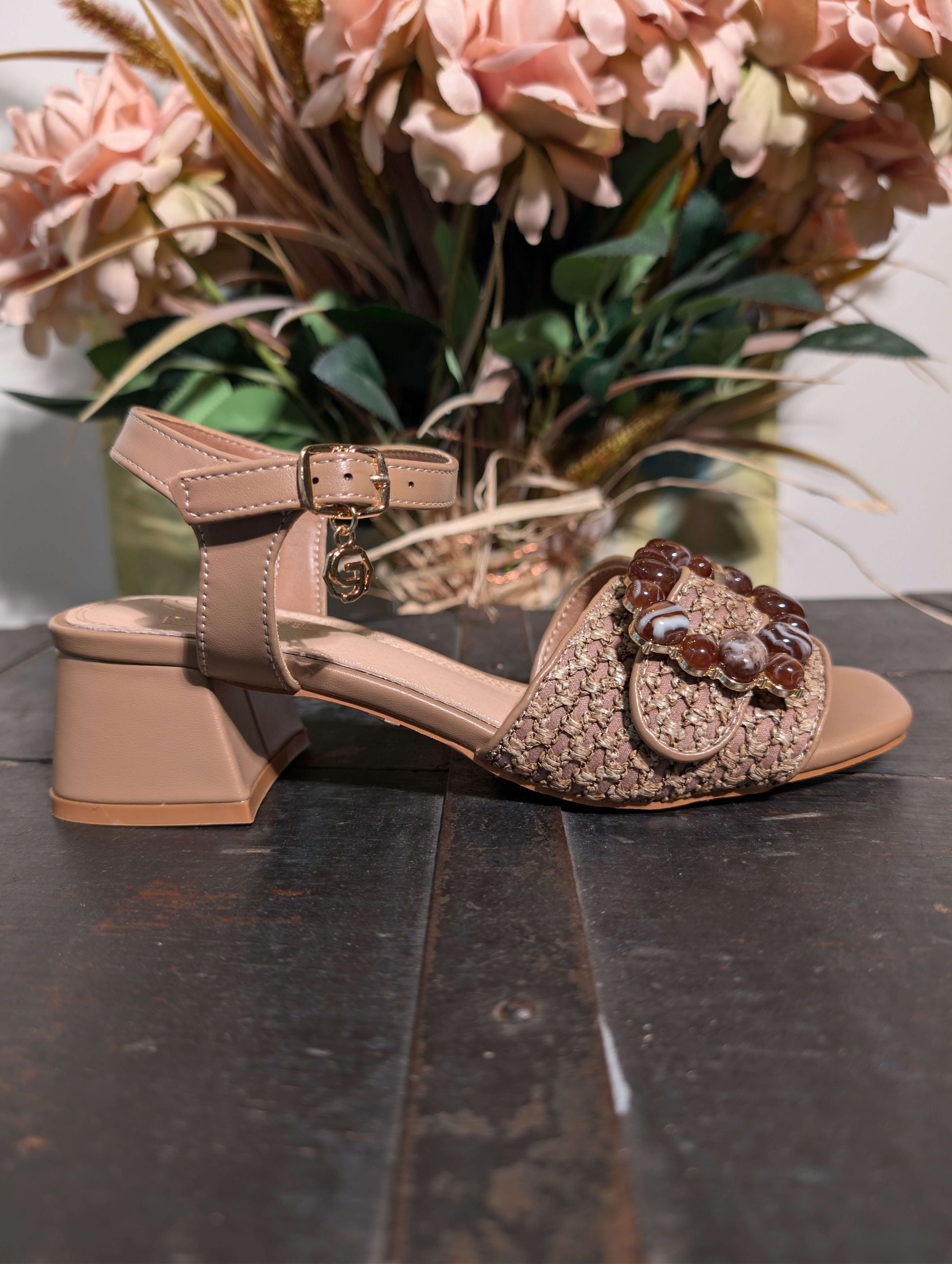 Sandalo in pelle con fibbia gioiello - GOLD & GOLD