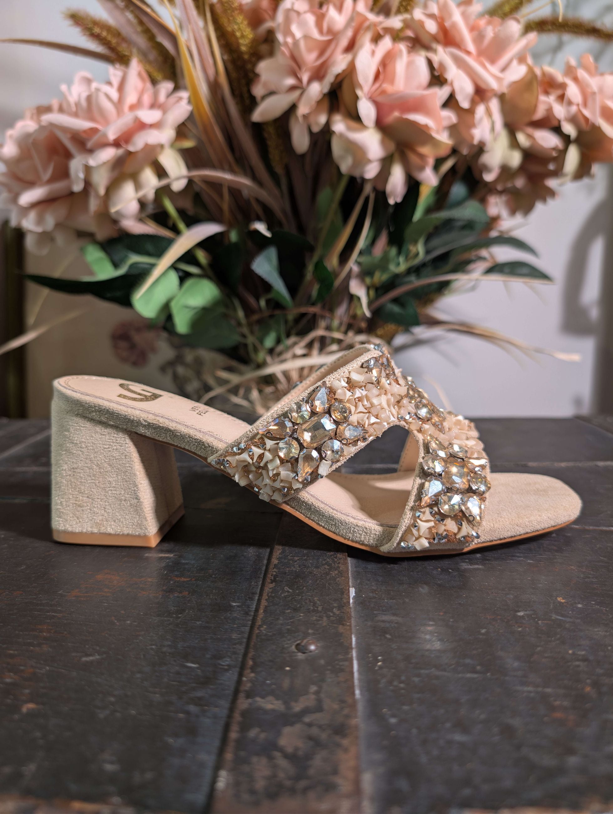 Sandalo in pelle con pietre e castoni applicati - GOLD & GOLD