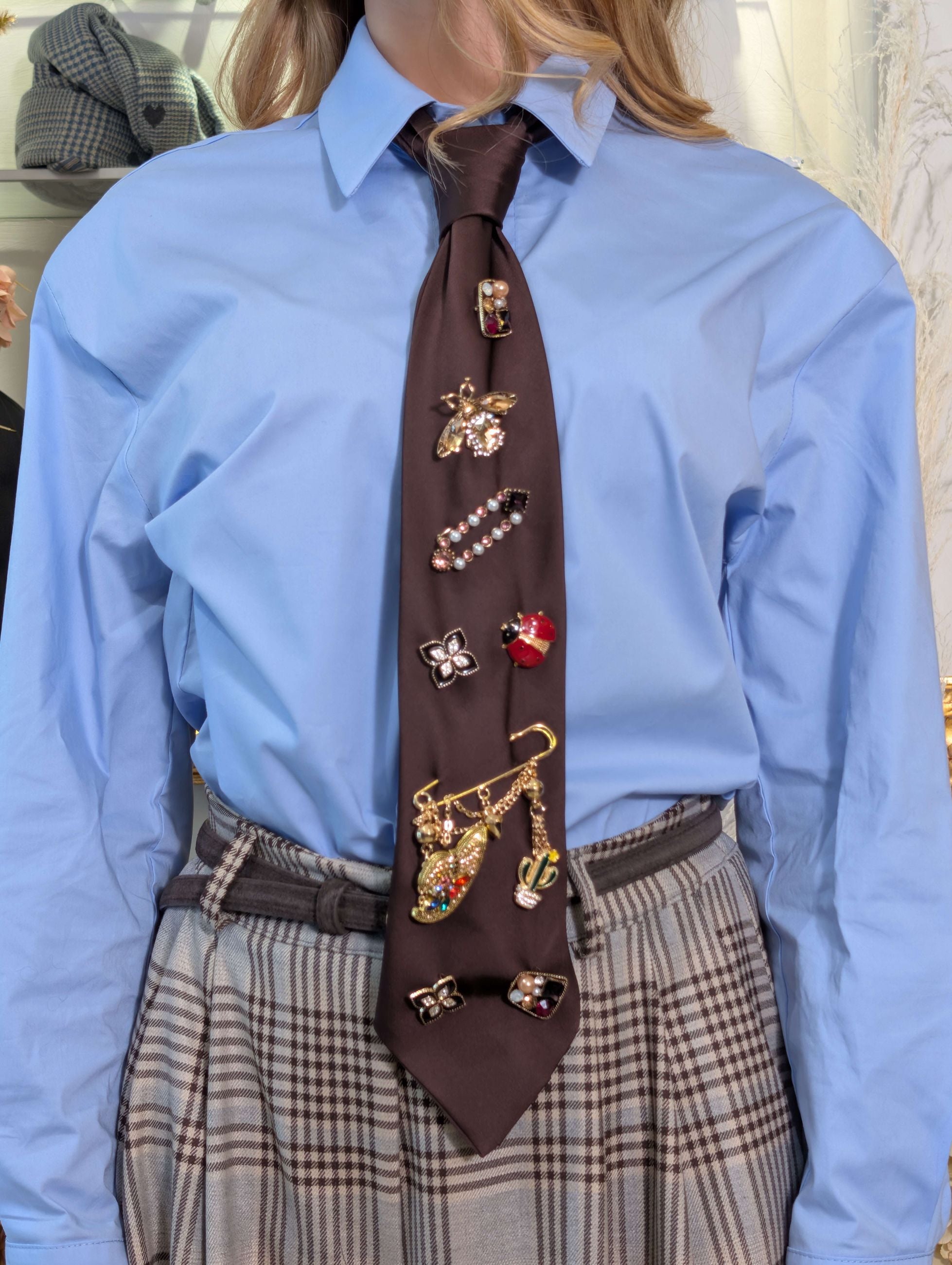 Camicia celeste in cotone con cravatta e spille - TENSIONE IN