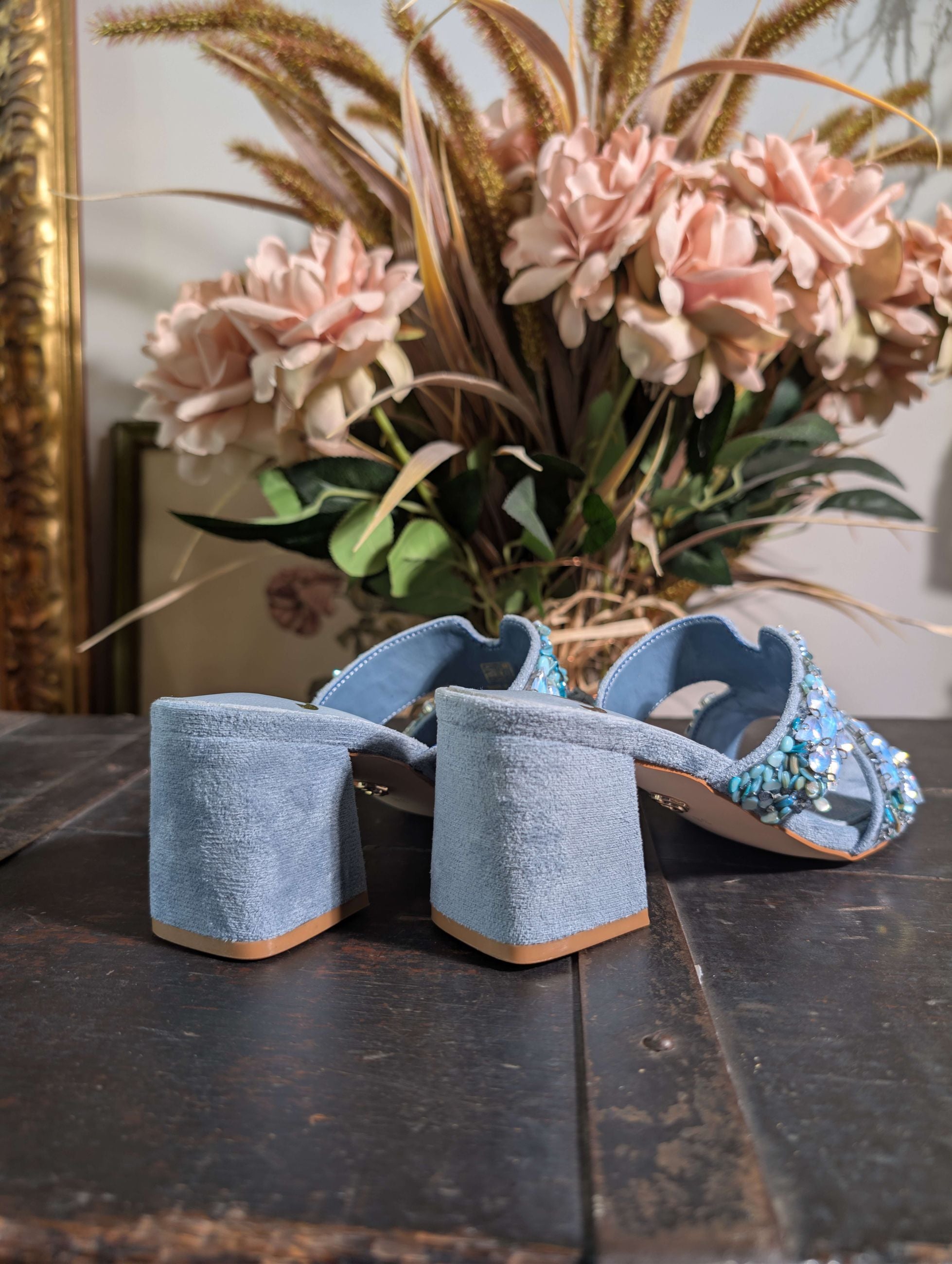 Sandalo in pelle con pietre e castoni applicati - GOLD & GOLD