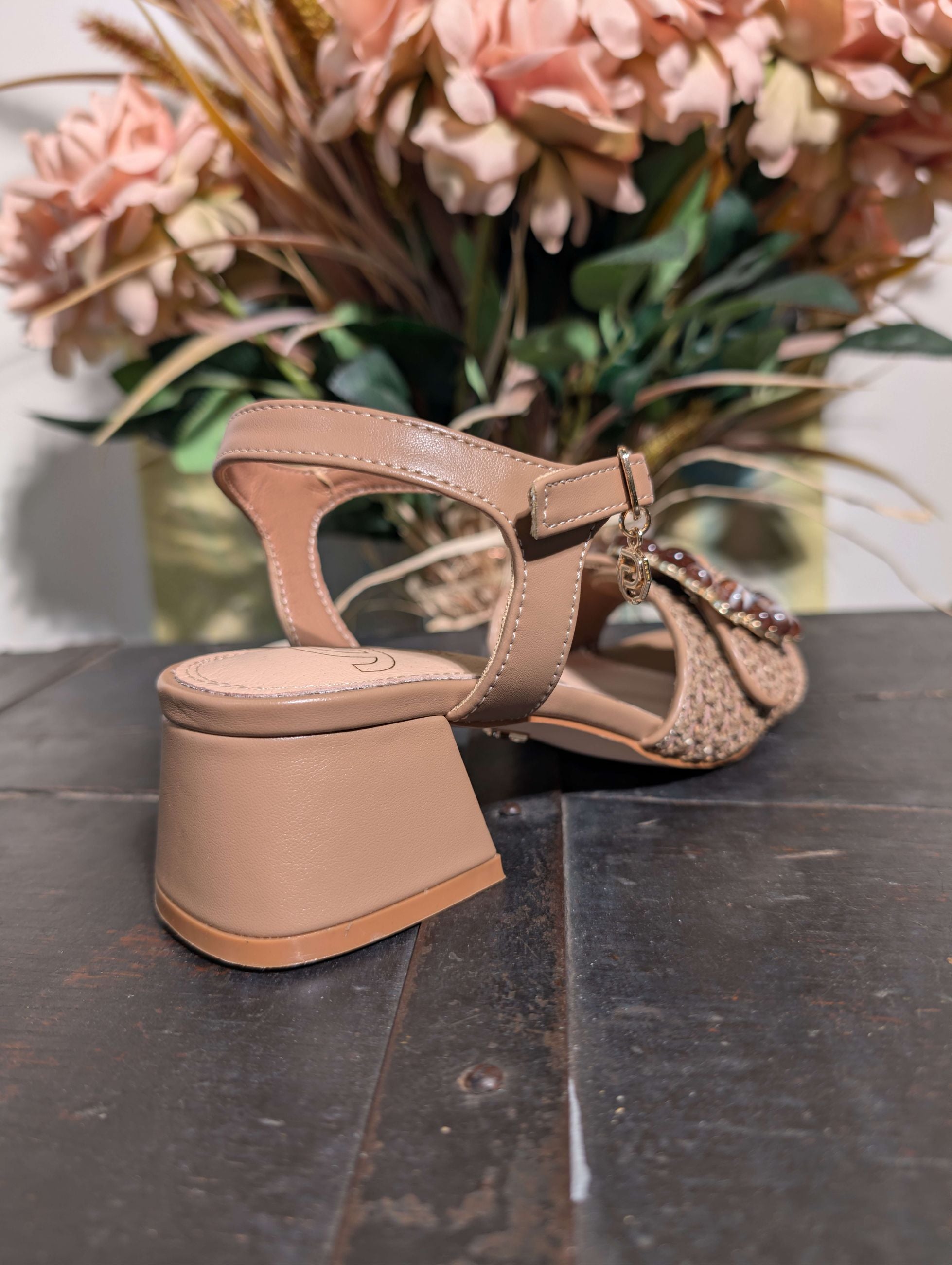 Sandalo in pelle con fibbia gioiello - GOLD & GOLD