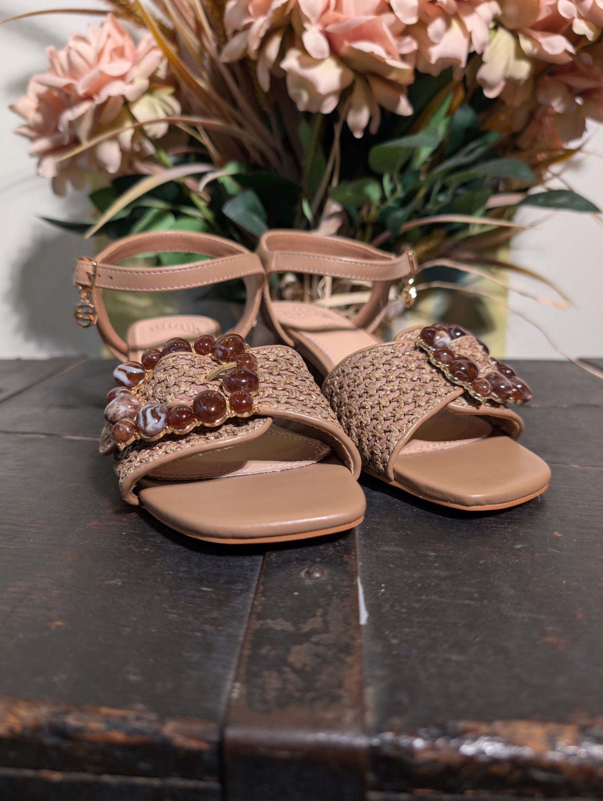 Sandalo in pelle con fibbia gioiello - GOLD & GOLD