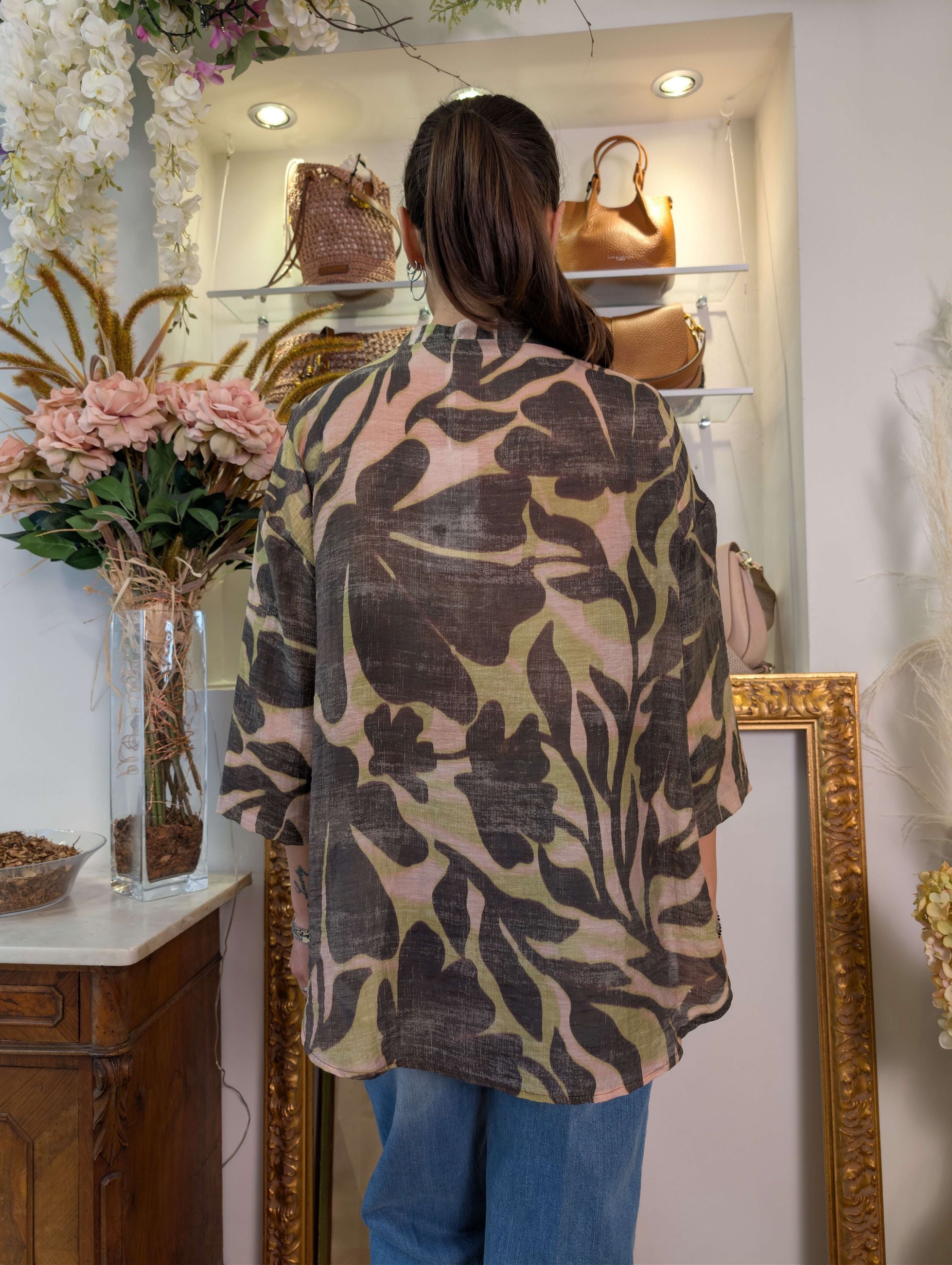Camicia con nodo Le Sarte del Sole – Fantasia floreale caffè e lime - LE SARTE DEL SOLE