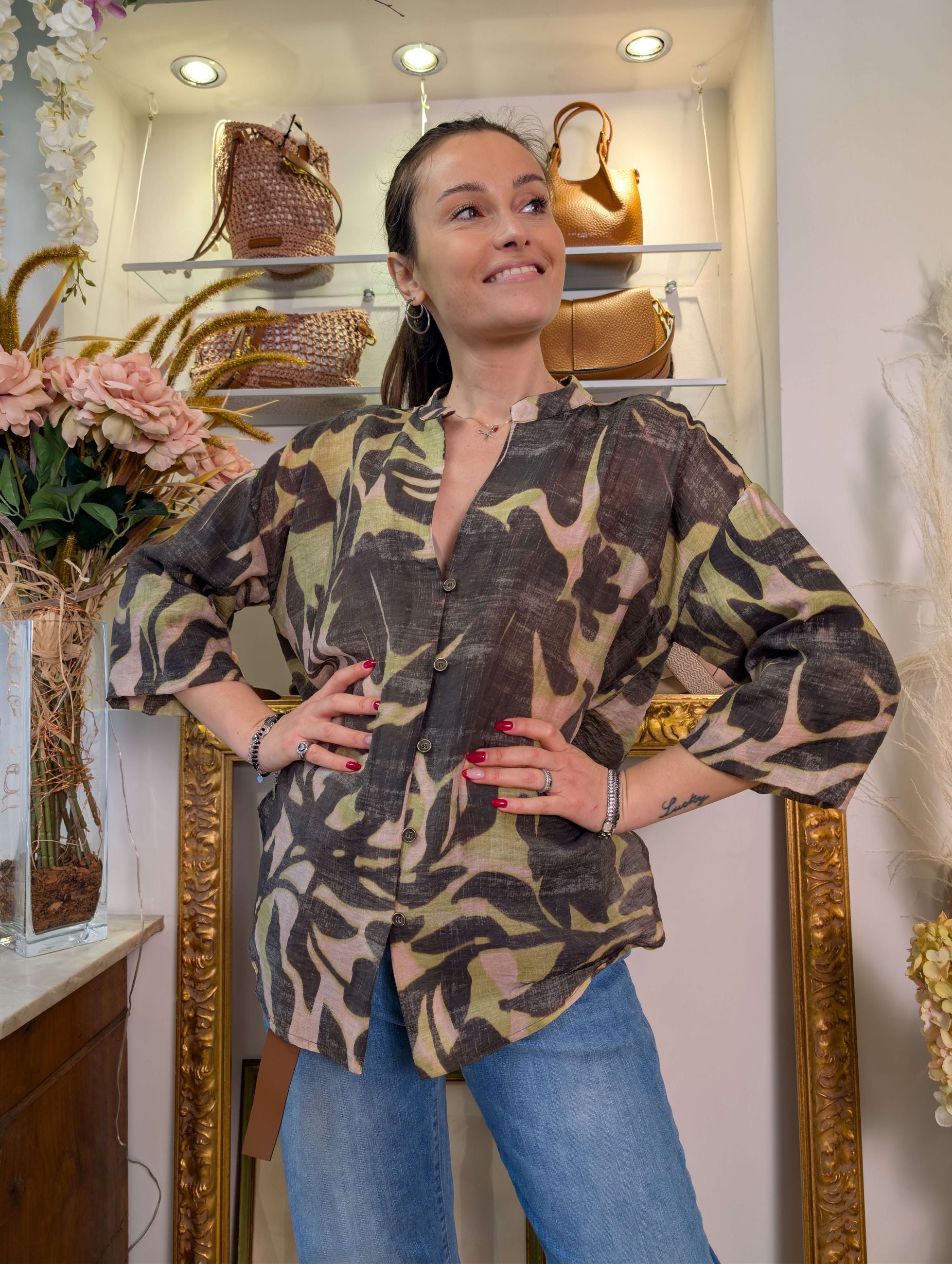 Camicia con nodo Le Sarte del Sole – Fantasia floreale caffè e lime - LE SARTE DEL SOLE