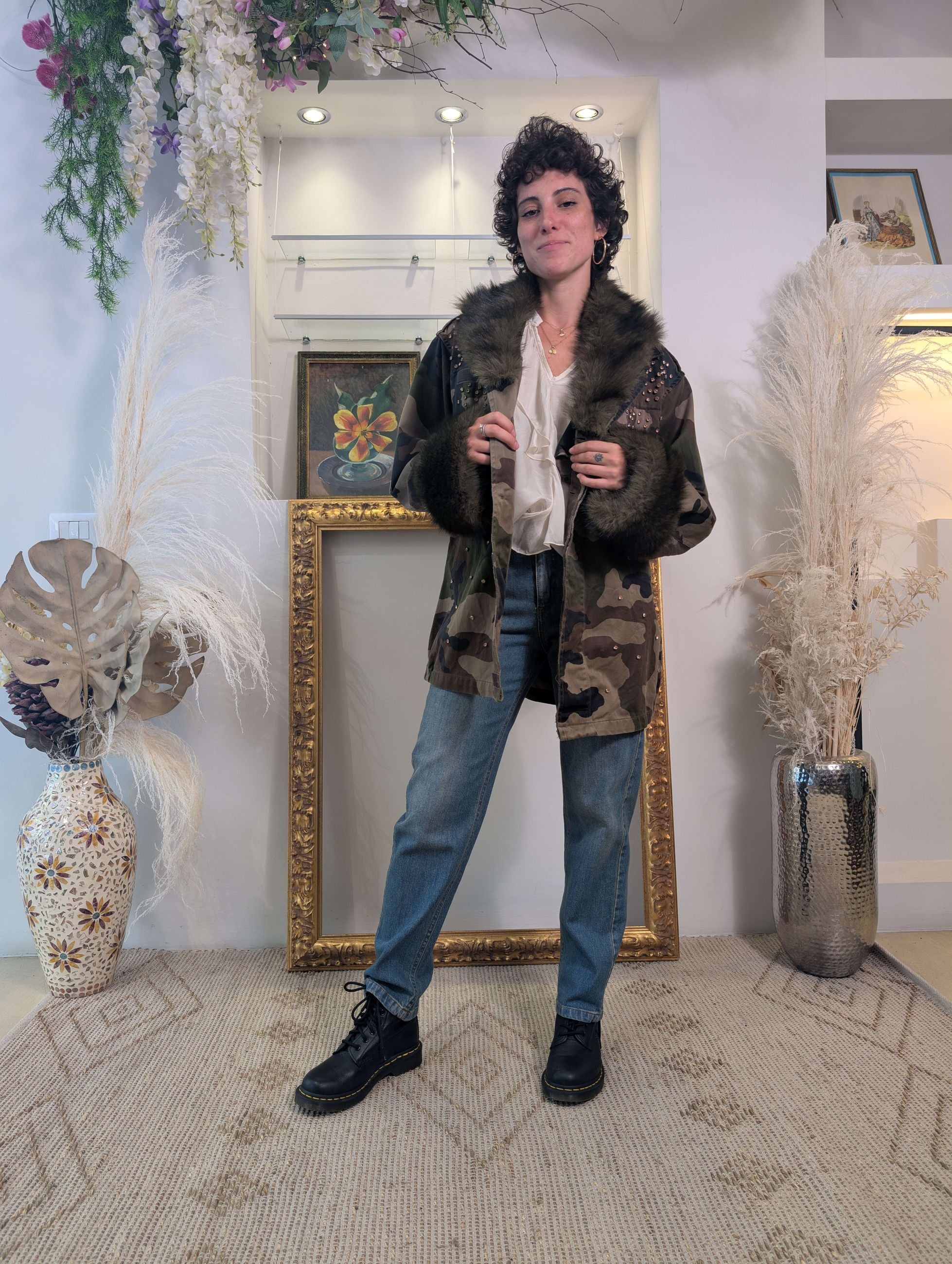 Sahariana camouflage vintage con strass e dettagli in pelliccia - TENSIONE IN
