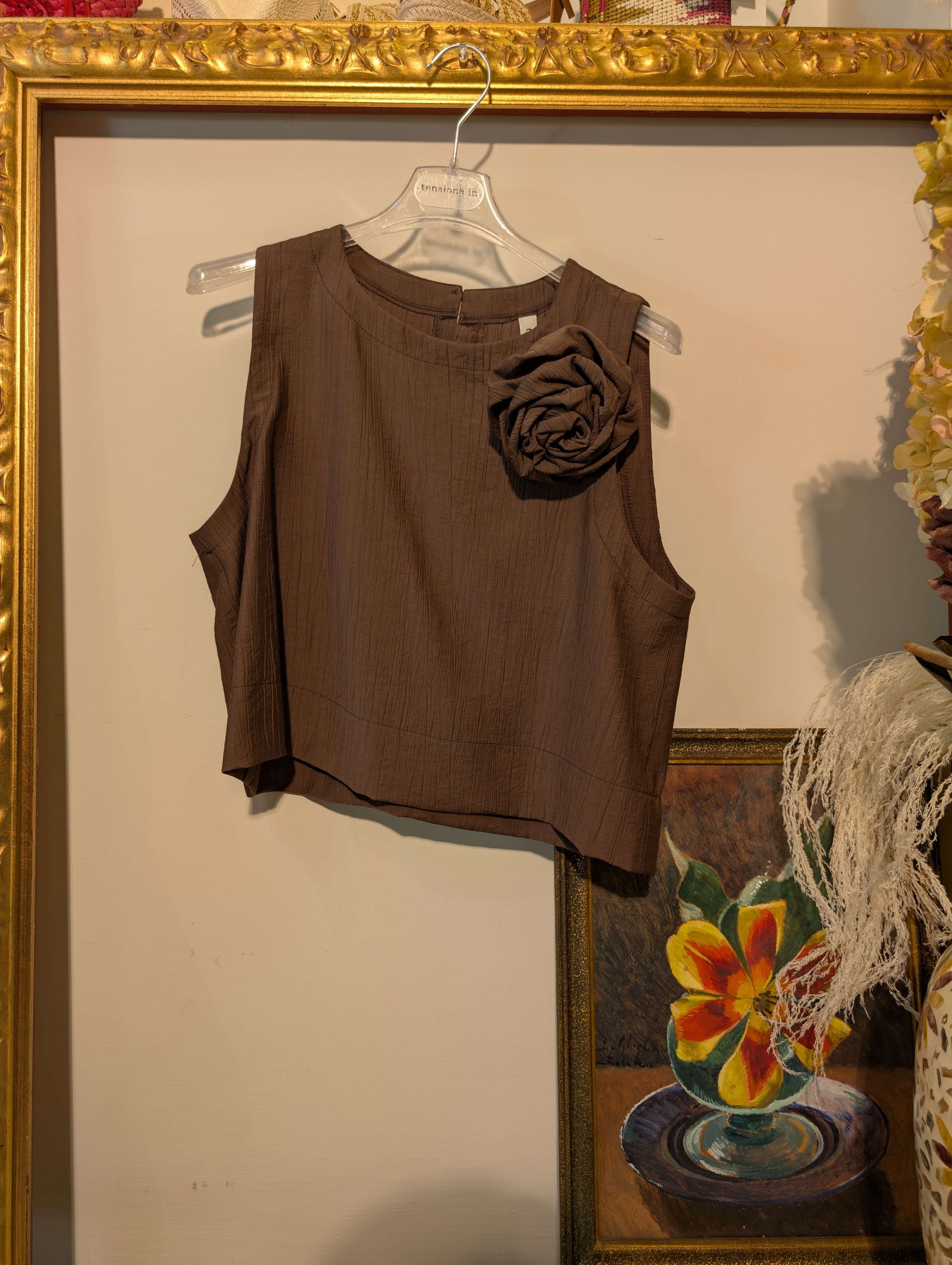 Top in tessuto crinkle con spilla fiore - TENSIONE IN