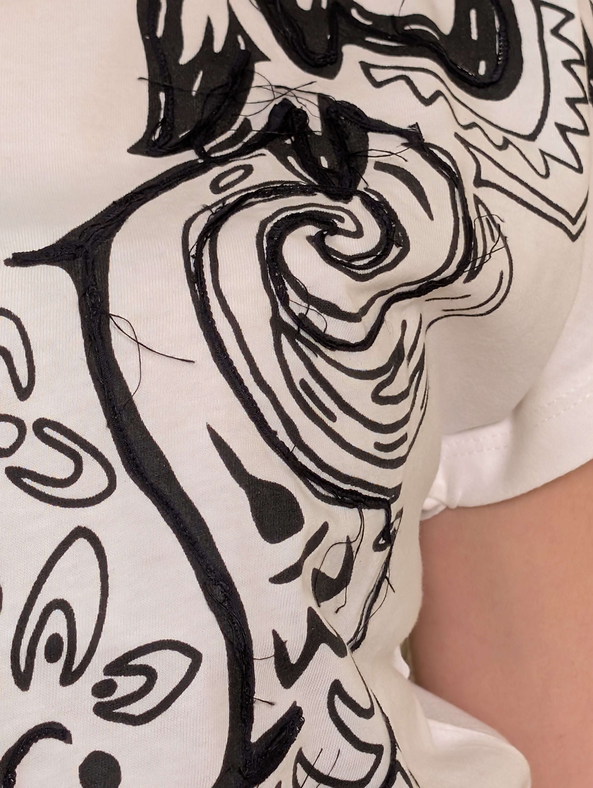 T-shirt con ricami a mano Le Sarte del Sole. - LE SARTE DEL SOLE