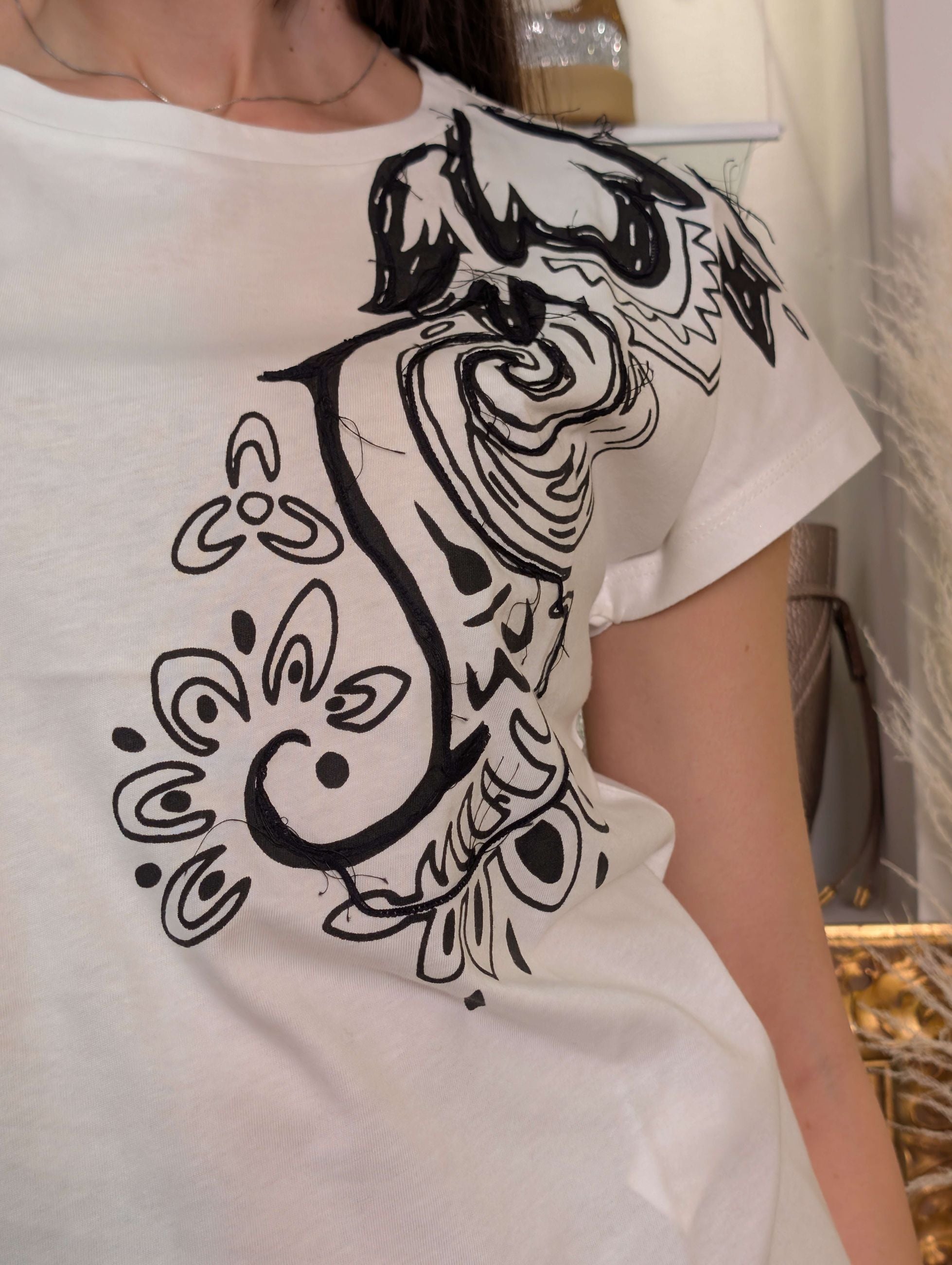 T-shirt con ricami a mano Le Sarte del Sole. - LE SARTE DEL SOLE