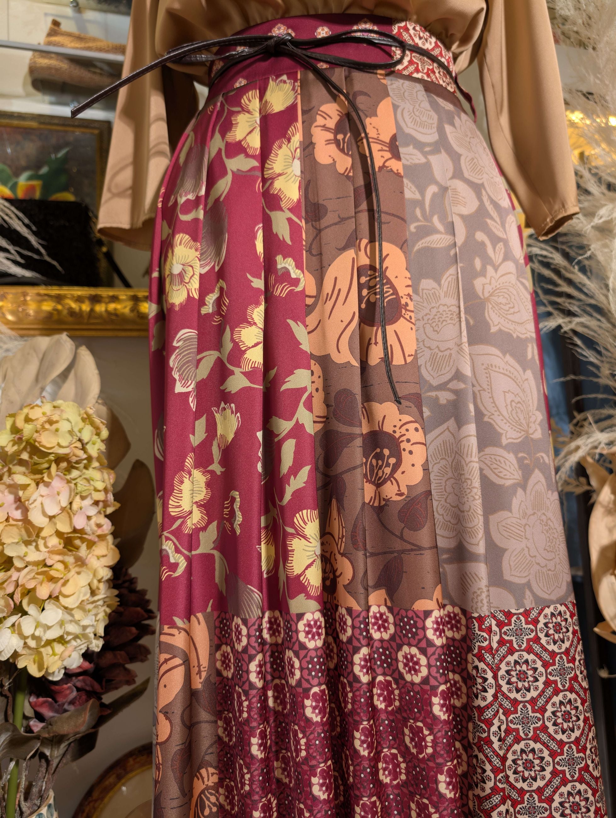 "Gonna in satin con fantasia patchwork floreale" - TENSIONE IN