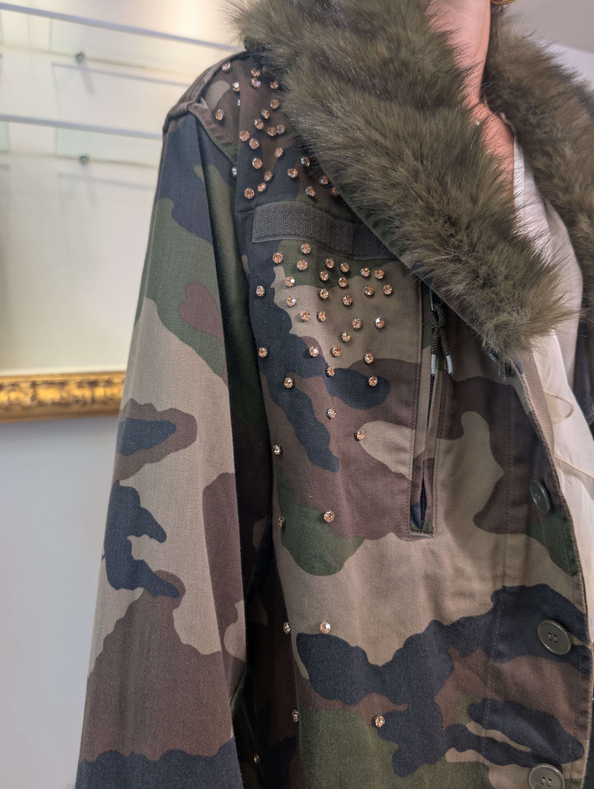 Sahariana camouflage vintage con strass e dettagli in pelliccia - TENSIONE IN