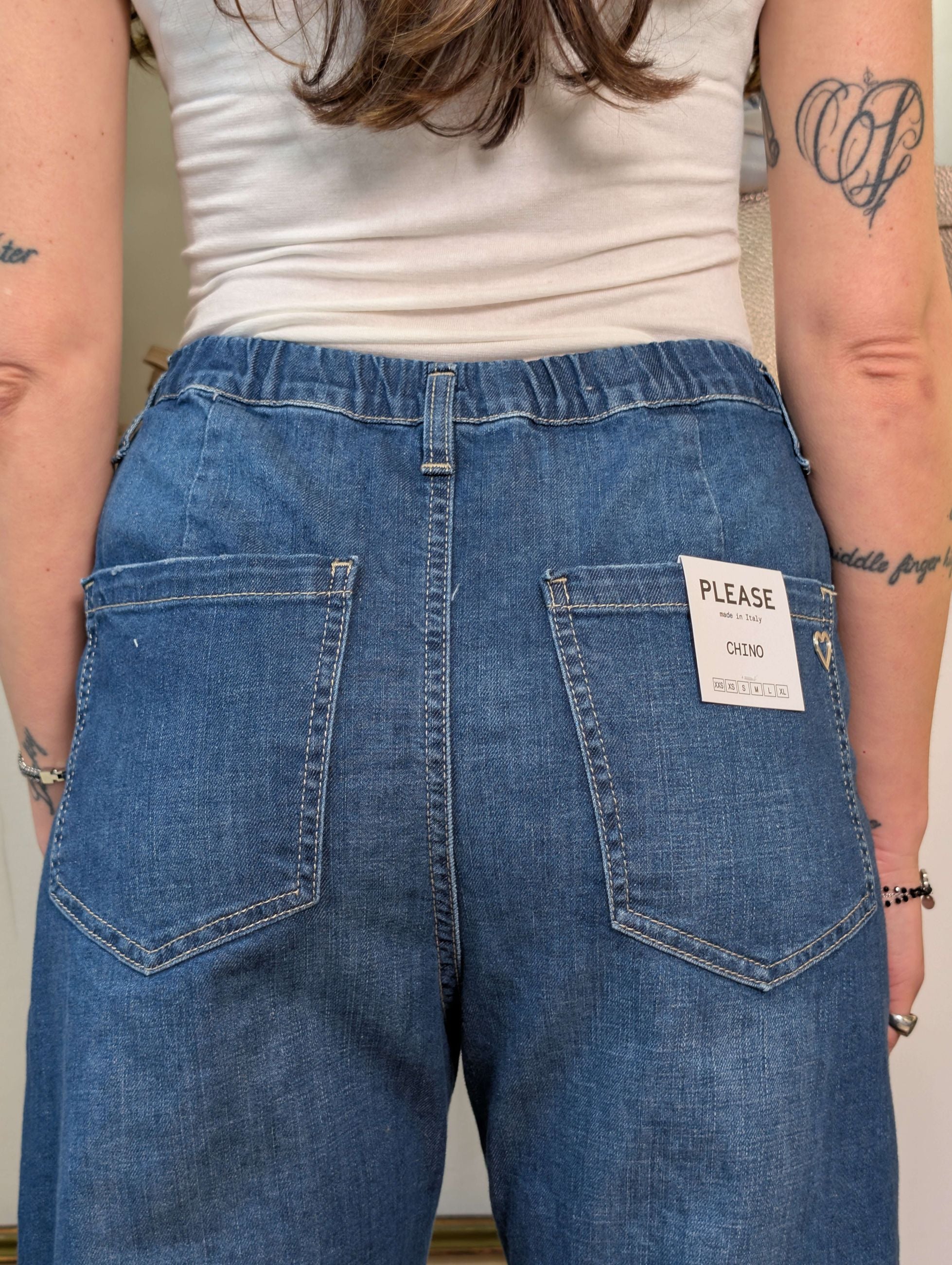 Panta chino in denim con charm - PLEASE