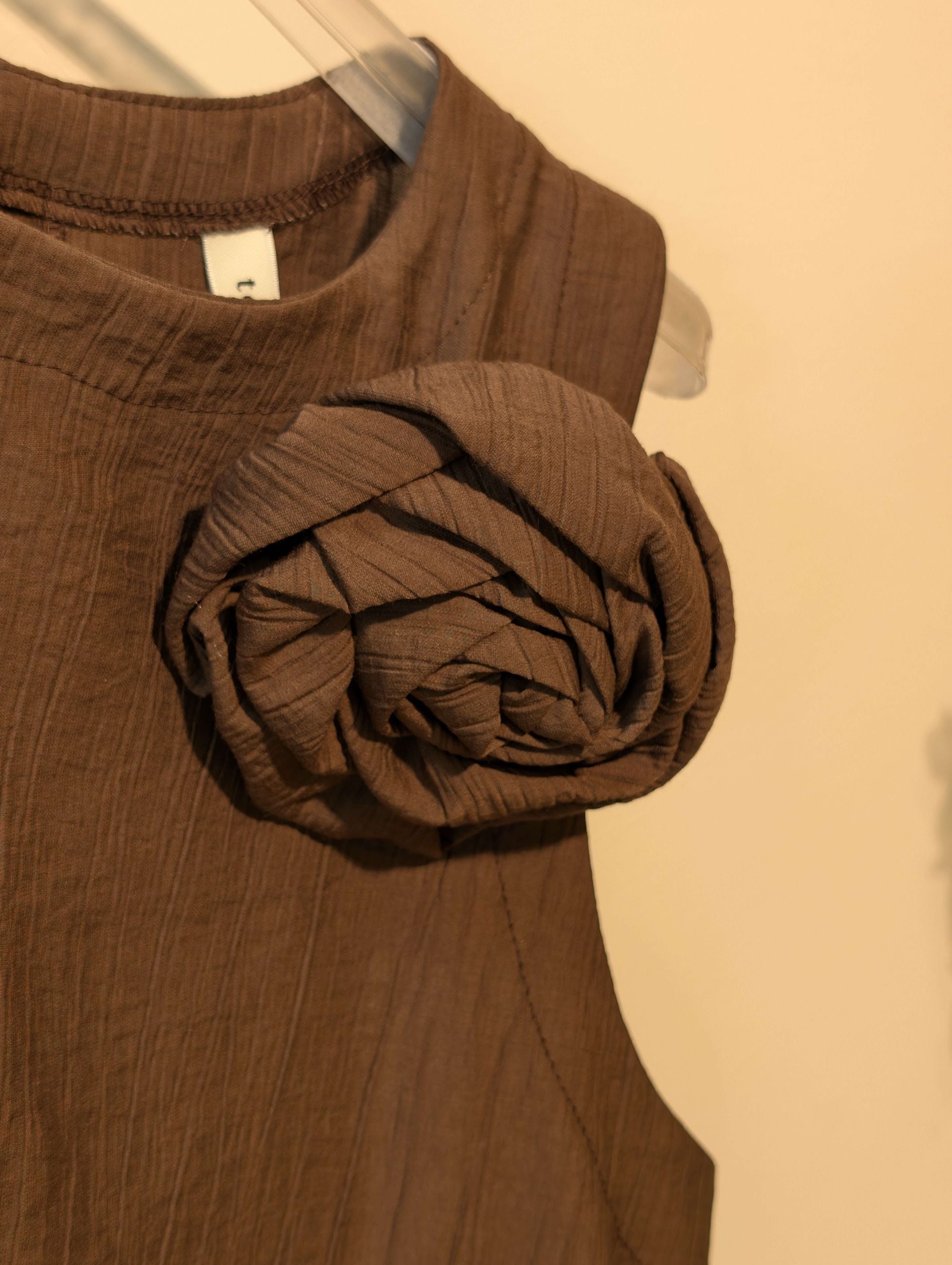 Top in tessuto crinkle con spilla fiore - TENSIONE IN