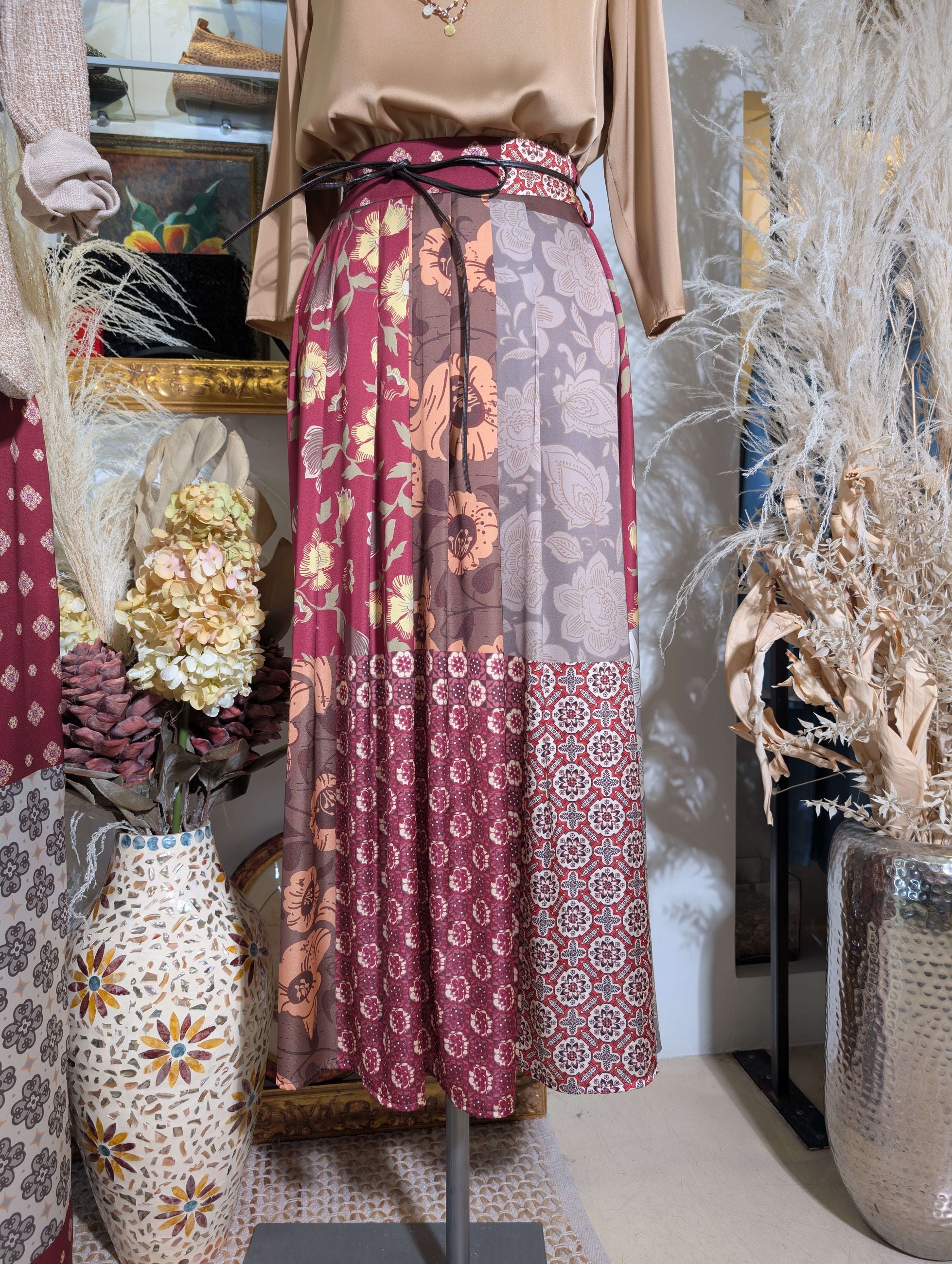"Gonna in satin con fantasia patchwork floreale" - TENSIONE IN
