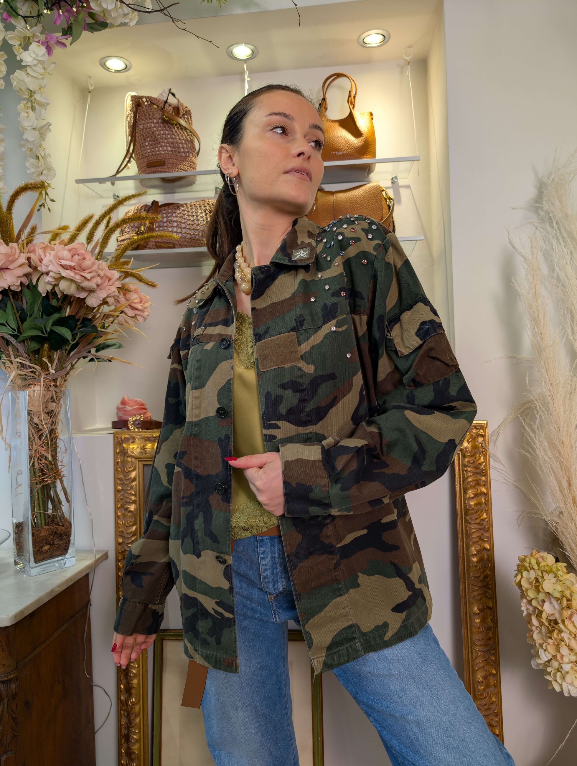 Giacca vintage in tela camouflage con fiori dipinti a mano e castoni multicolor - DIXIE
