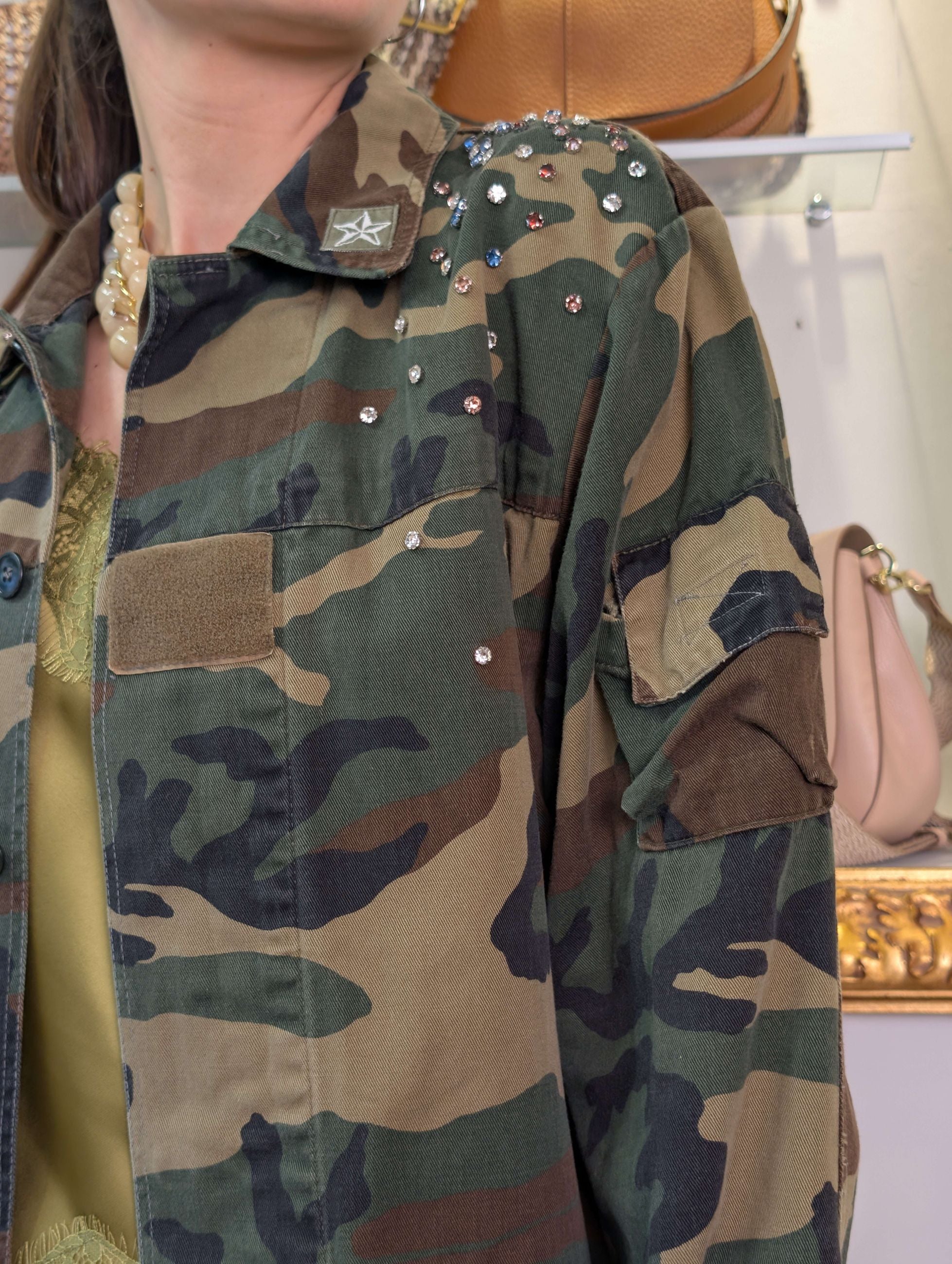 Giacca vintage in tela camouflage con fiori dipinti a mano e castoni multicolor - DIXIE
