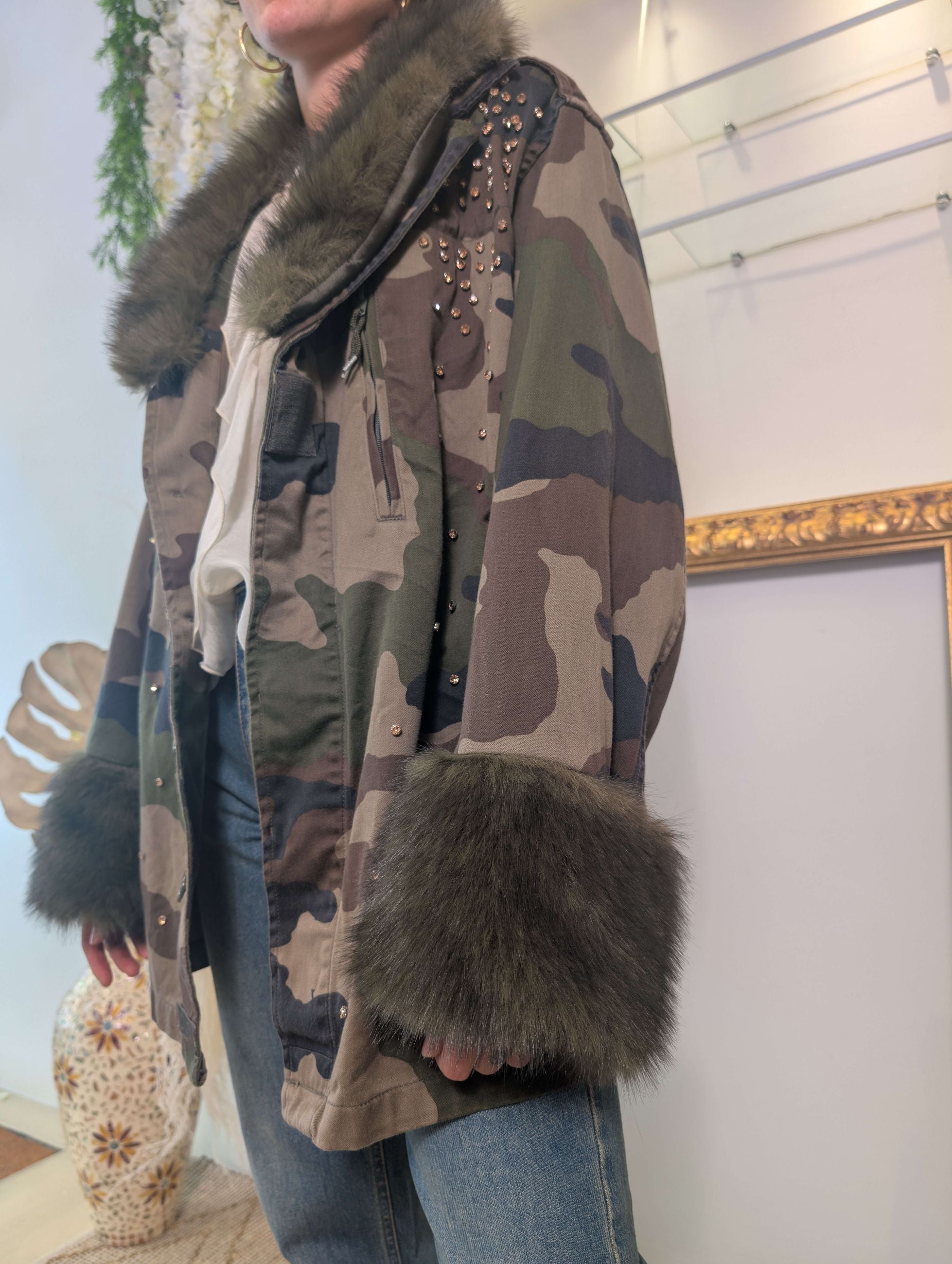 Sahariana camouflage vintage con strass e dettagli in pelliccia - TENSIONE IN