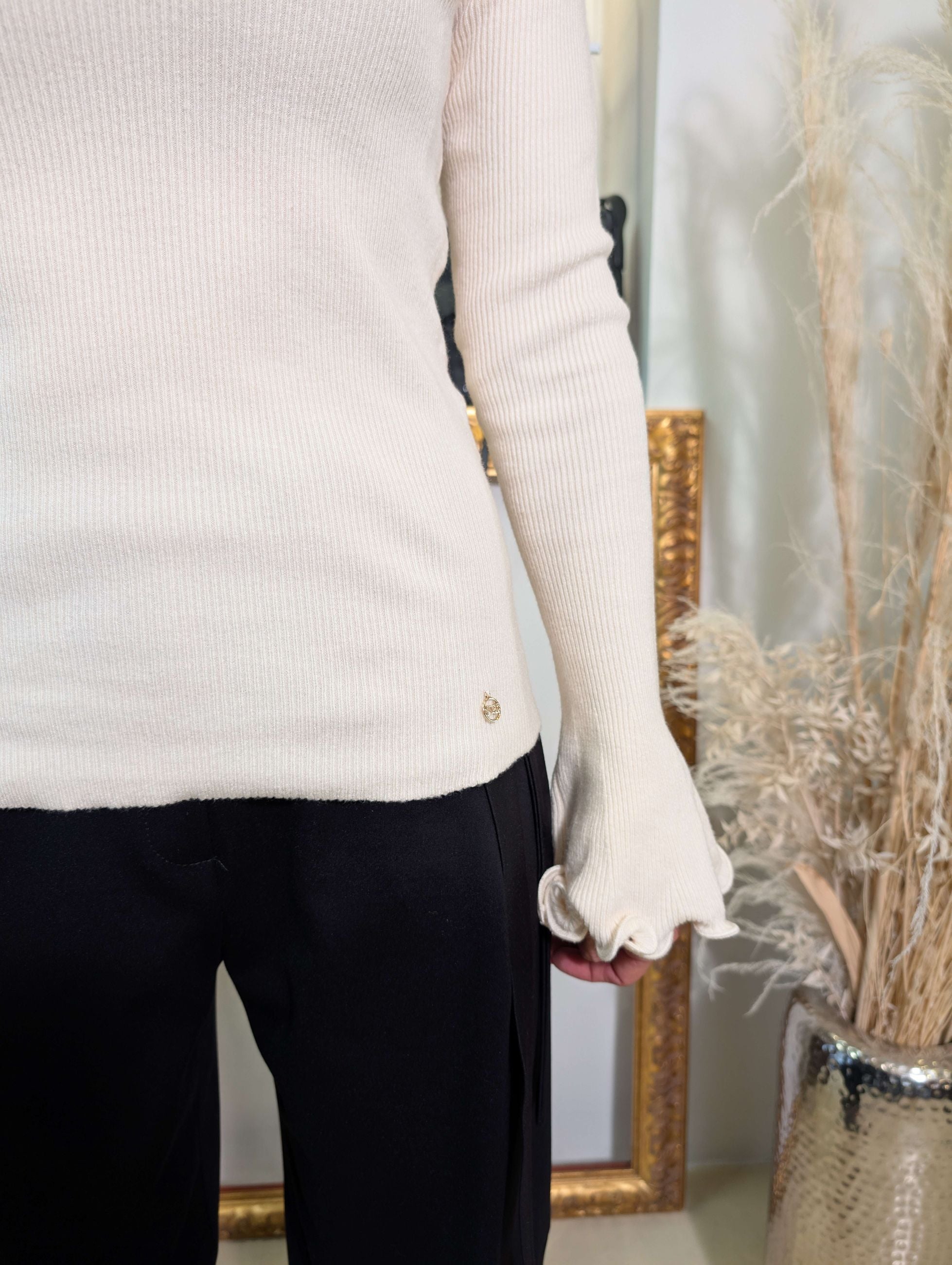 Maglia in costina con "petali" al collo e ai polsi. - LE SARTE DEL SOLE