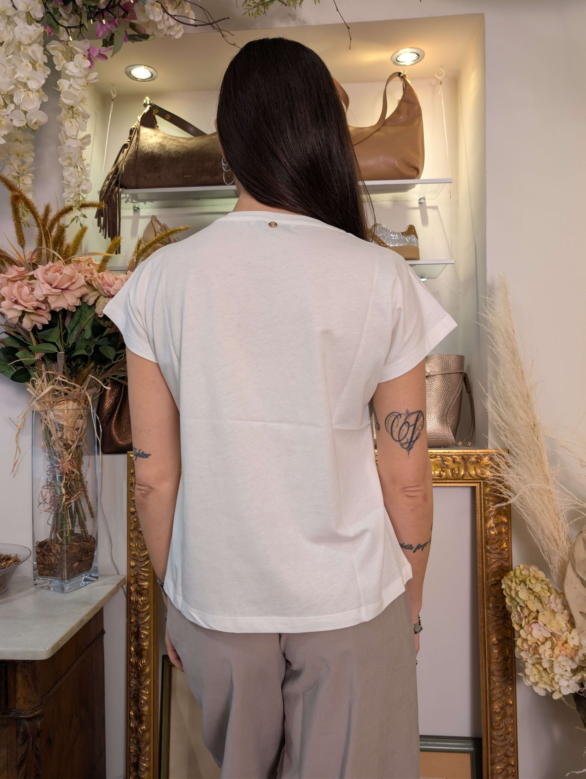 T-shirt con ricami a mano Le Sarte del Sole. - LE SARTE DEL SOLE