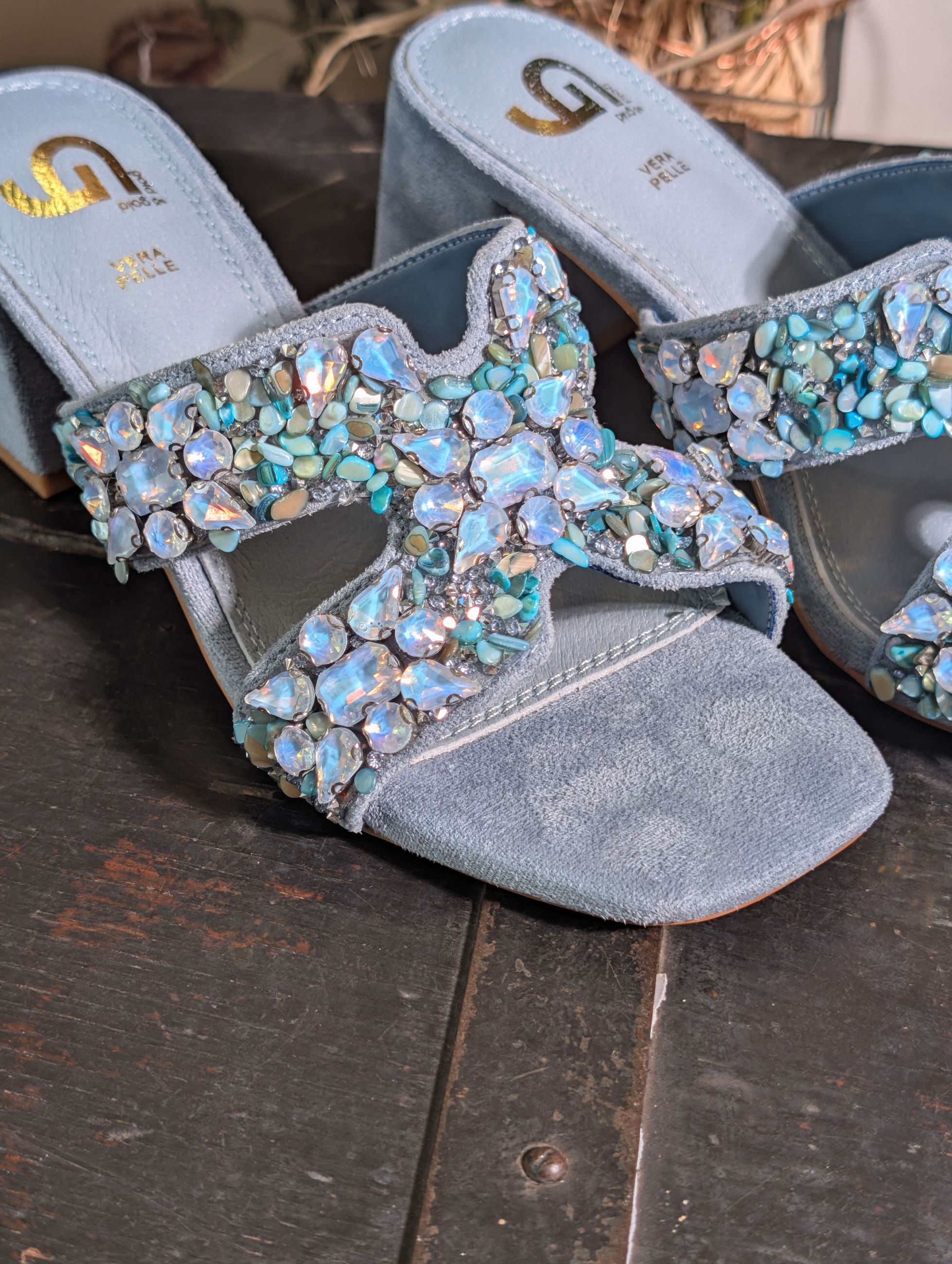 Sandalo in pelle con pietre e castoni applicati - GOLD & GOLD